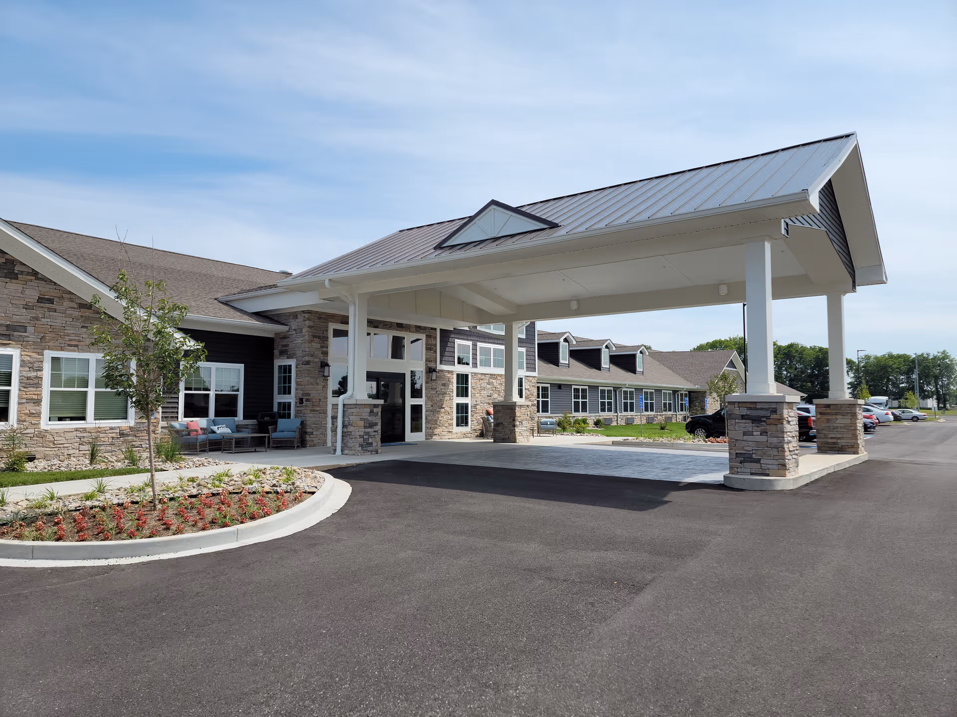 Exterior of Charter Senior Living of White House with a covered porte-cochère.