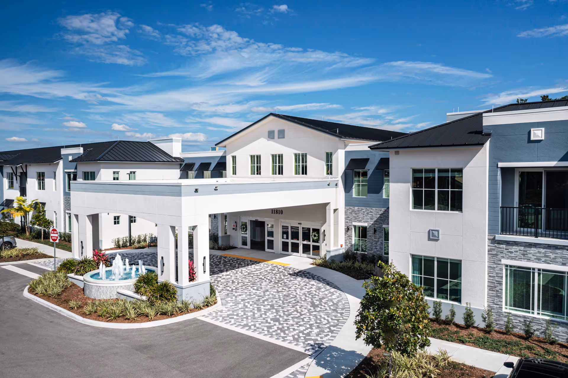 Exterior view of HarborChase of Boynton Beach with entrance and fountain.