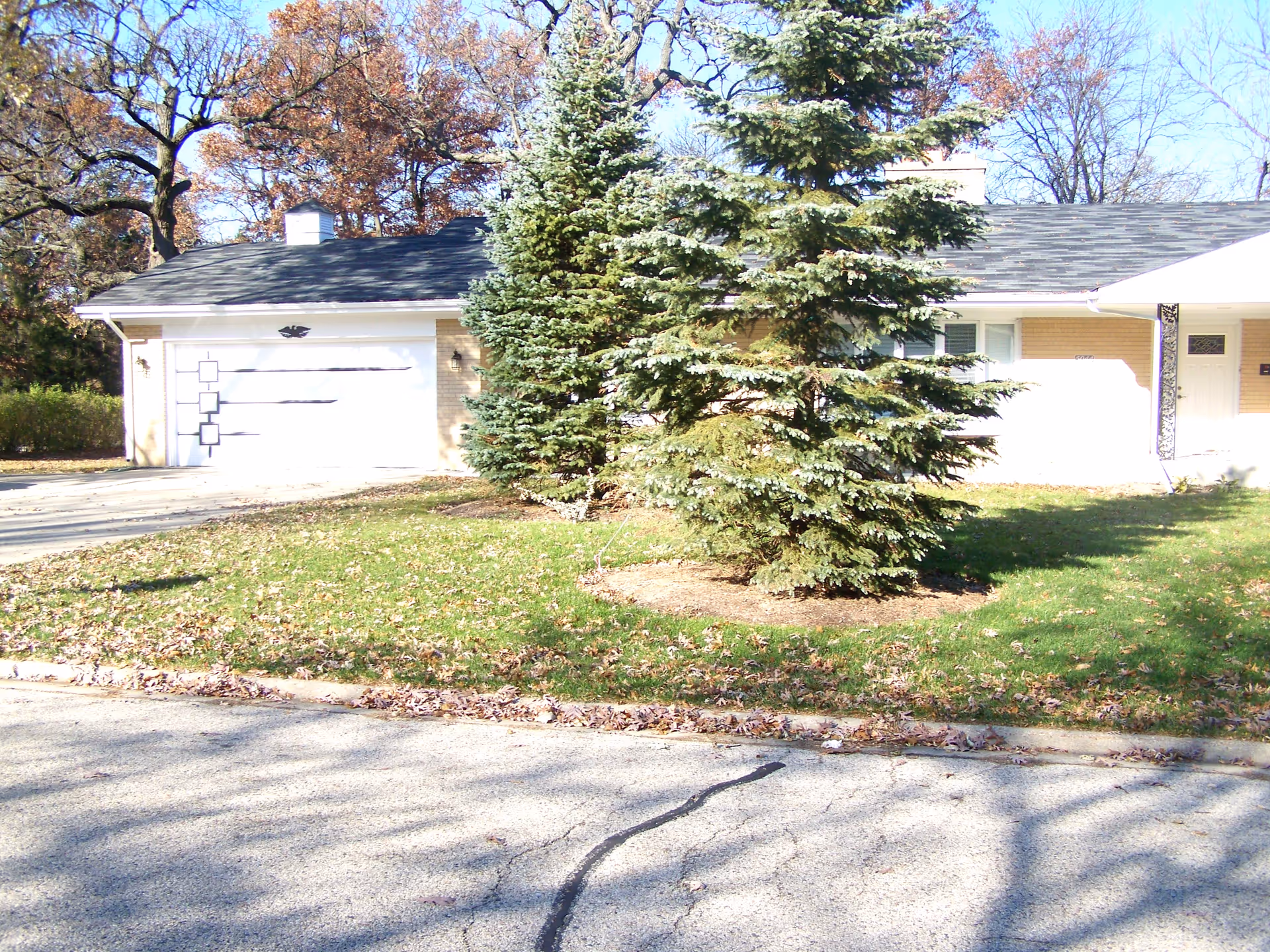 Front exterior of Mira Vie at Fanwood building with garage and trees.