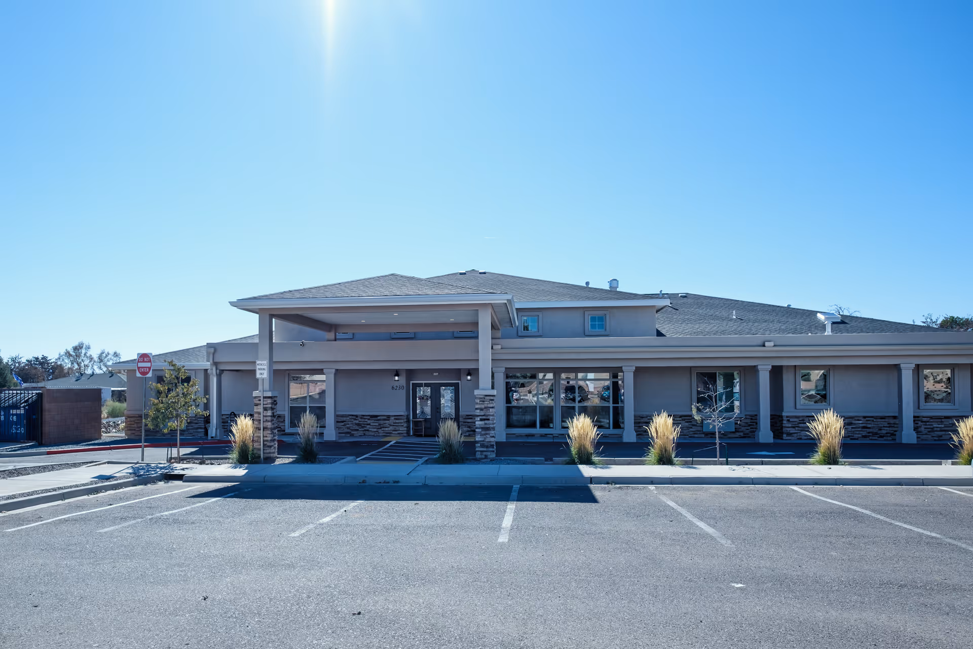 Front view of Bee Hive Homes of Volcano Cliffs facility exterior and entrance