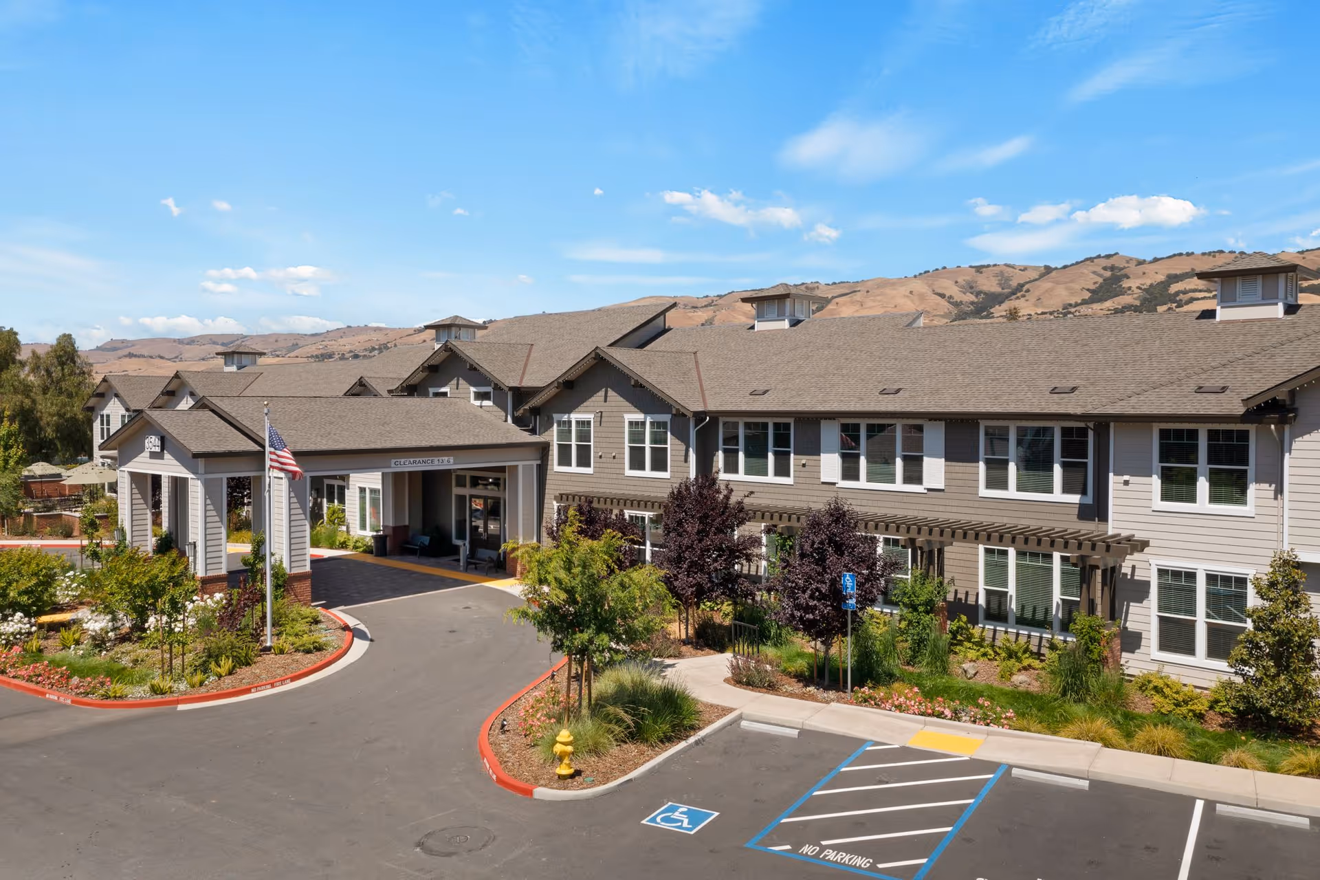 Exterior view of Oakmont of Silver Creek with entrance and parking.