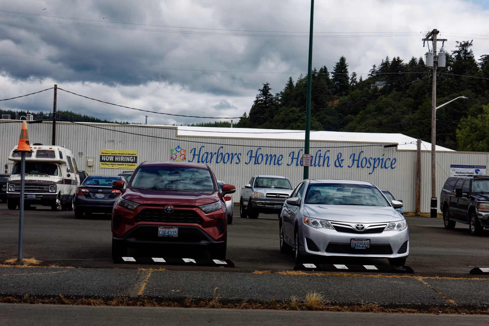 Parking lot with several cars in front of Harbors Home Health & Hospice building