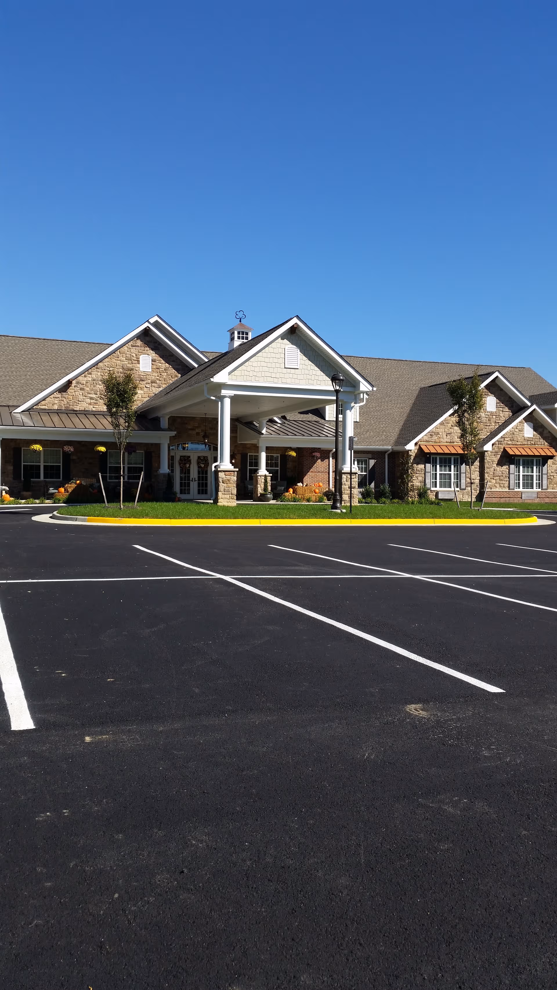 Exterior view of Bickford of Chesterfield entrance with a driveway and parking lot.