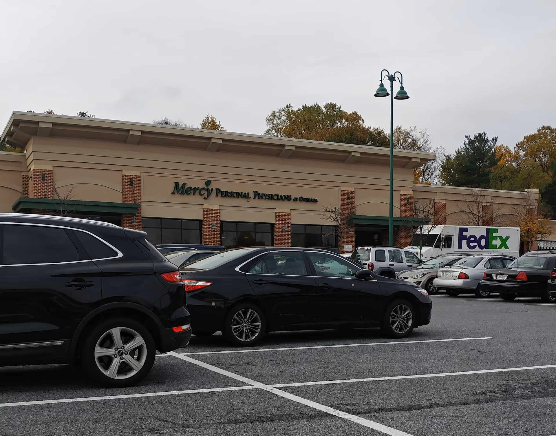 Exterior view of Mercy Personal Physicians at Overlea with cars in the parking lot.