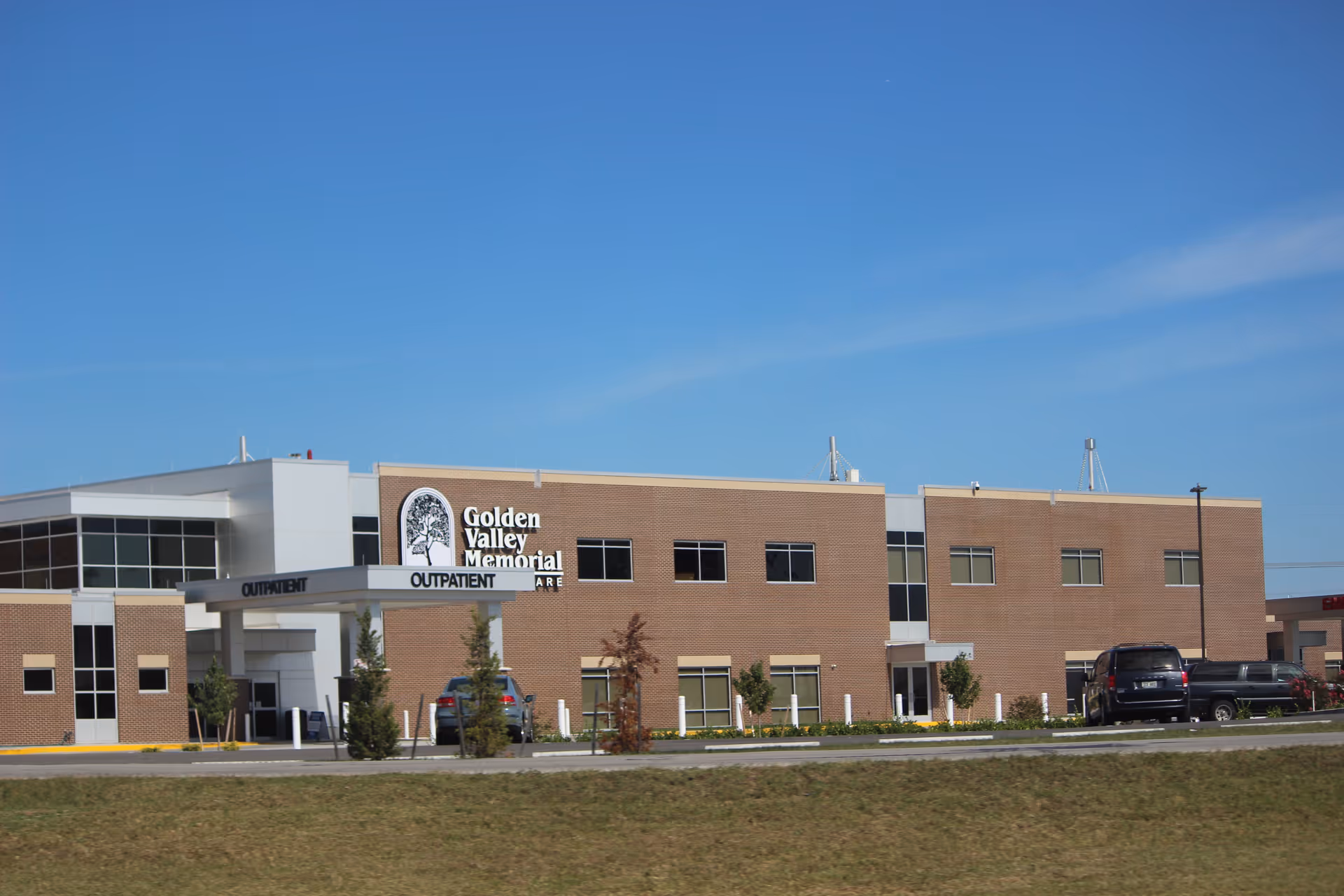 Exterior view of Golden Valley Memorial Healthcare building with outpatient entrance and parking.