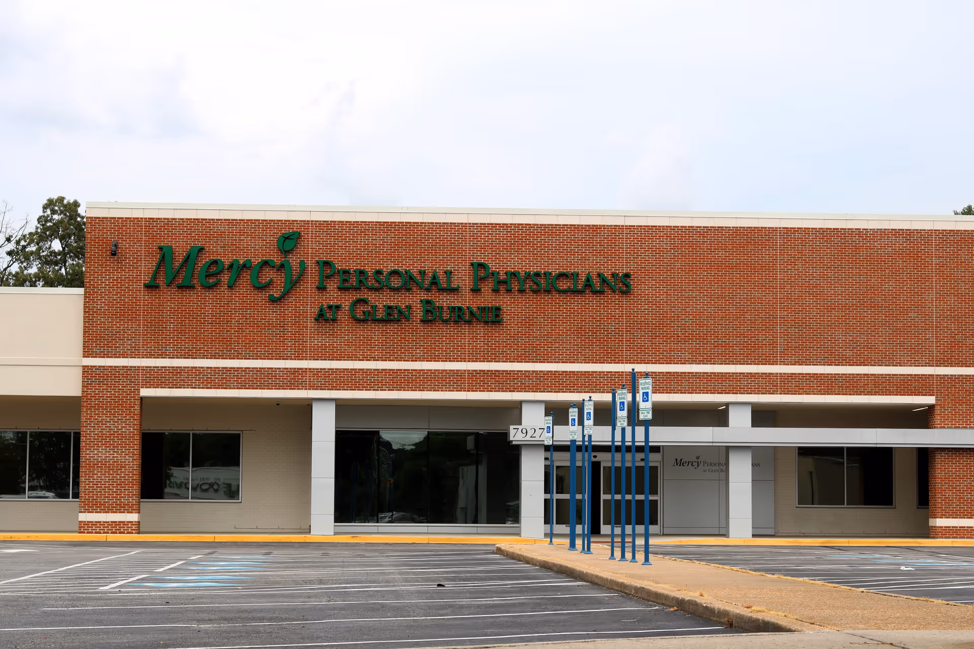 Brick storefront of Mercy Personal Physicians at Glen Burnie with parking lot in front