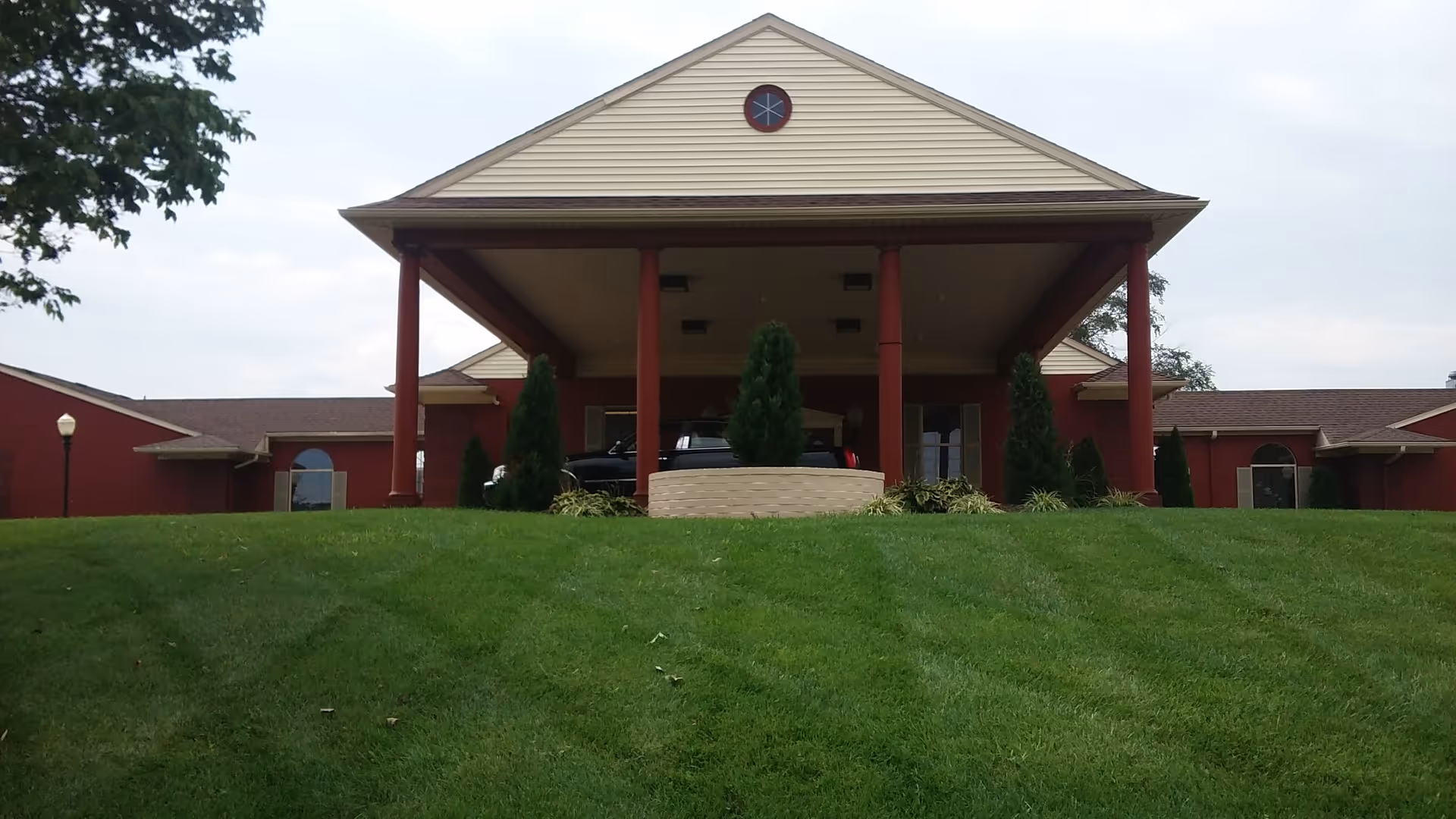 Front view of Azria Health Olathe facility with a covered entrance and manicured lawn.