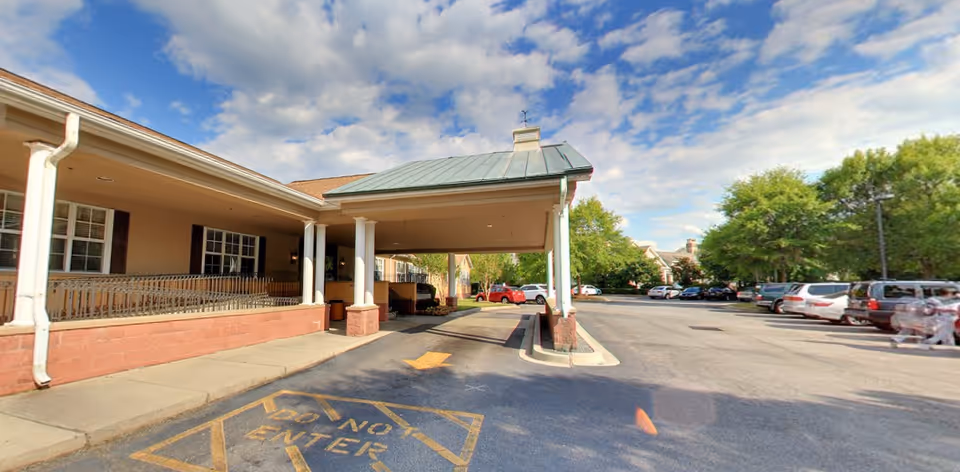 Exterior view of Nhc Health Care - Charleston entrance with a covered drop-off.