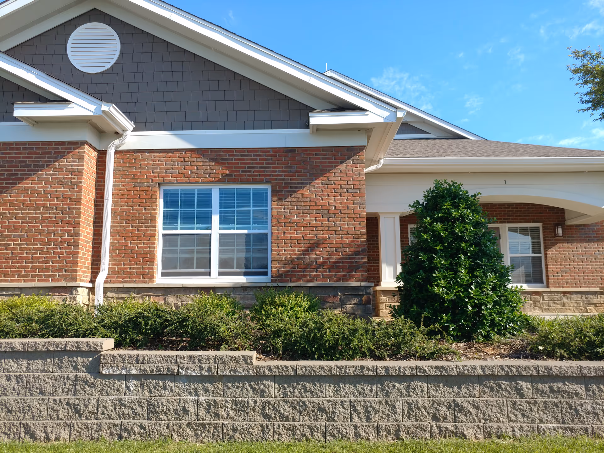 Front exterior of Tennessee State Veterans' Home, a brick building with landscaping.
