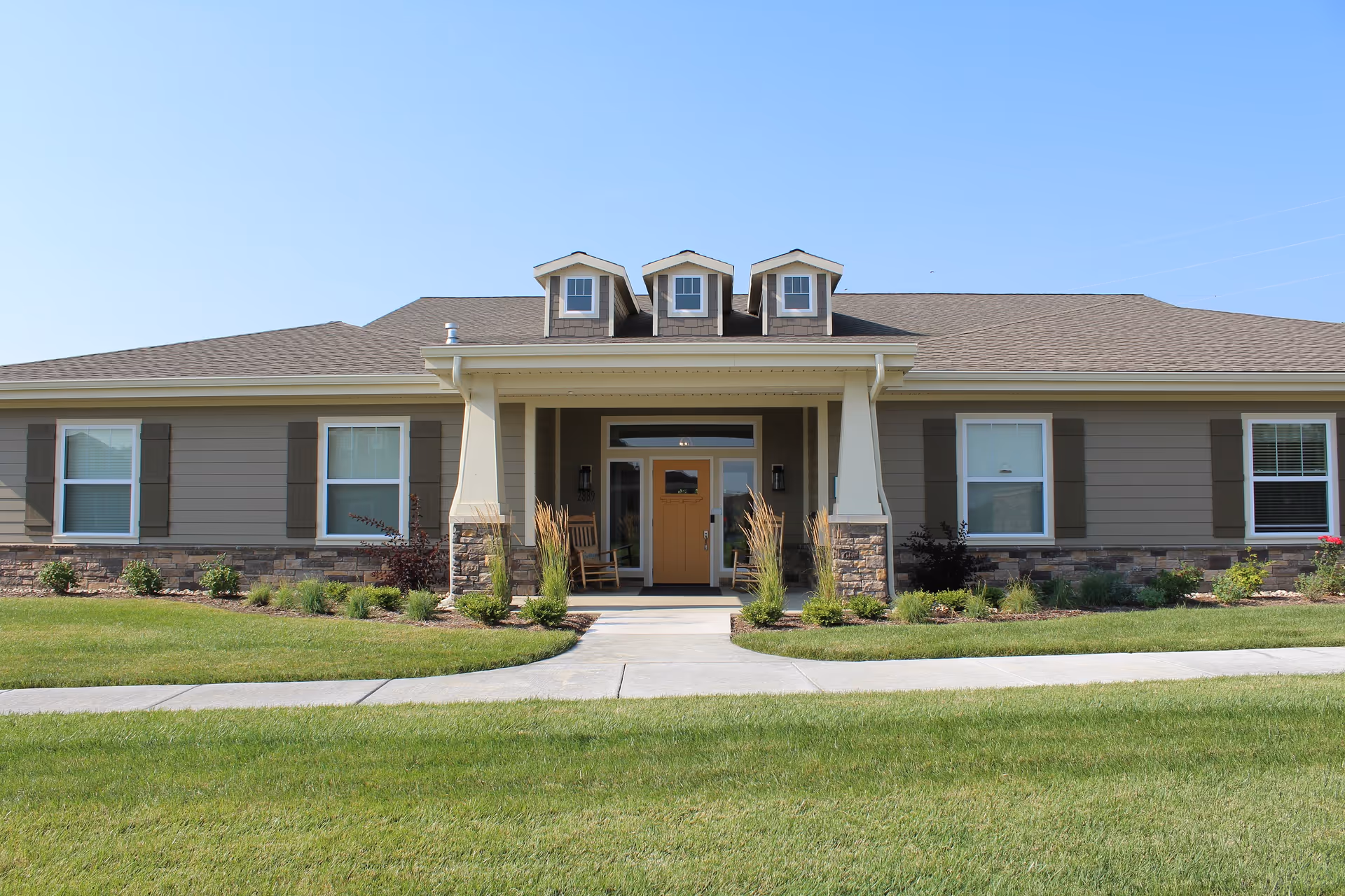 Front entrance of Cottages of Lake St Louis, a single-story senior facility.