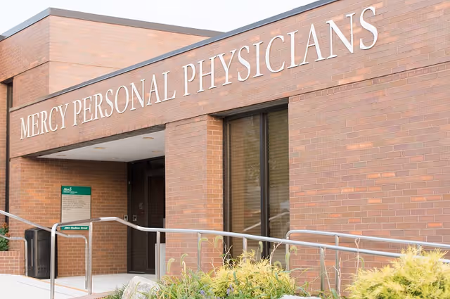 Brick building entrance with Mercy Personal Physicians Canton sign and wheelchair ramp.