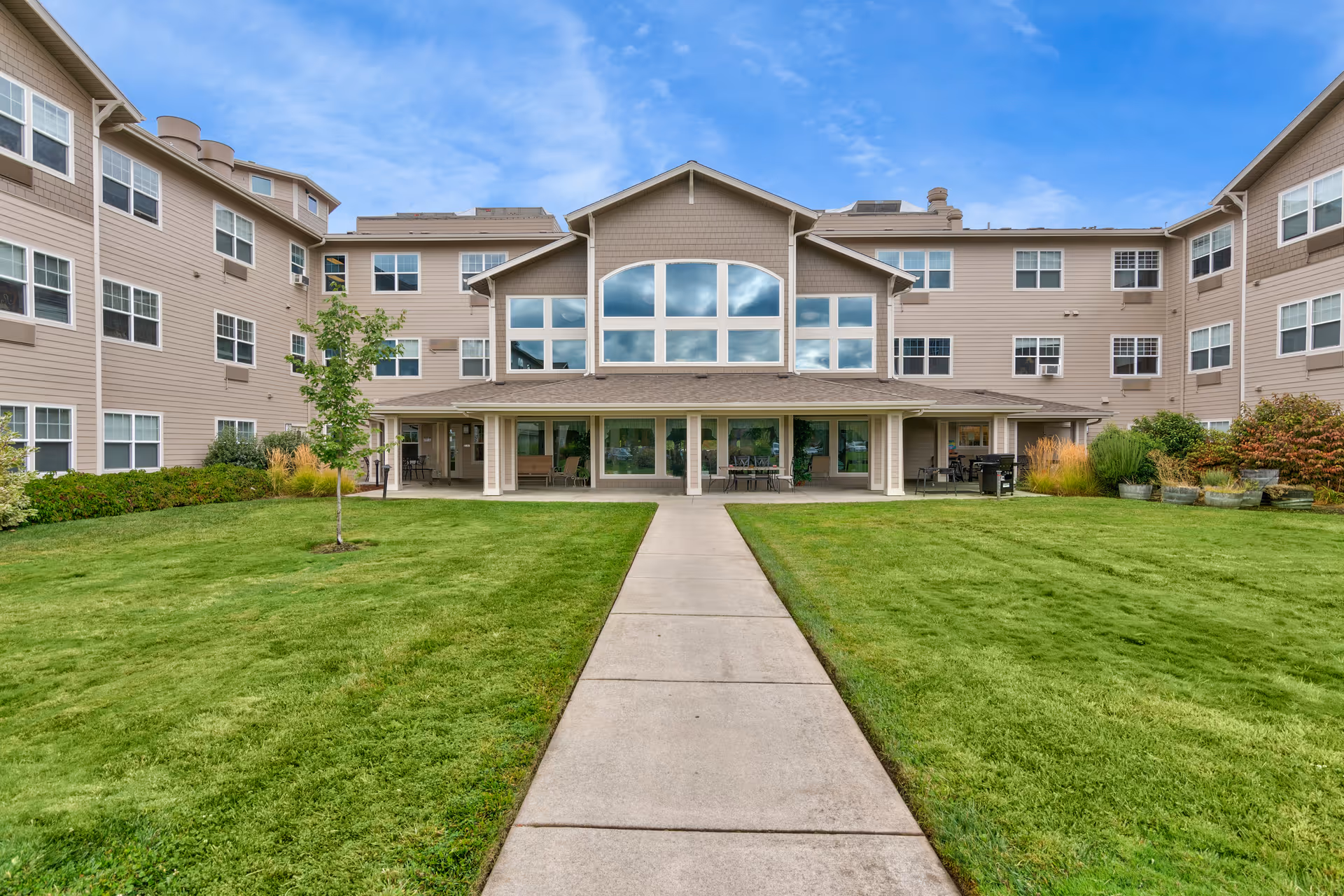 Front view of Cascades of Grants Pass building with central walkway and lawn.