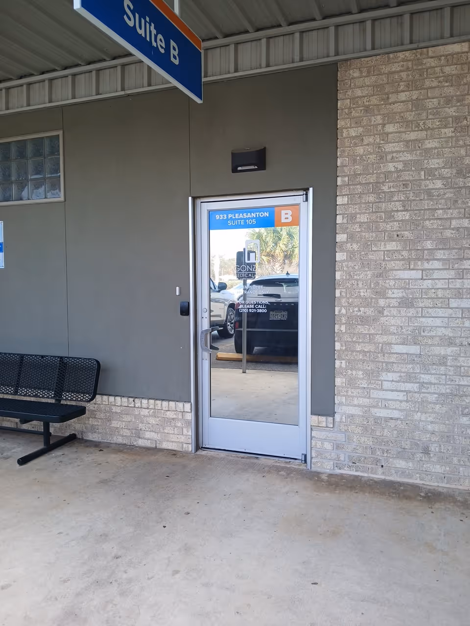 Exterior entrance of La Diferencia Hospice with a bench nearby