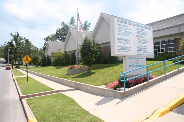 Front exterior of Freeman Health Essentials Neosho with sign and ramp.