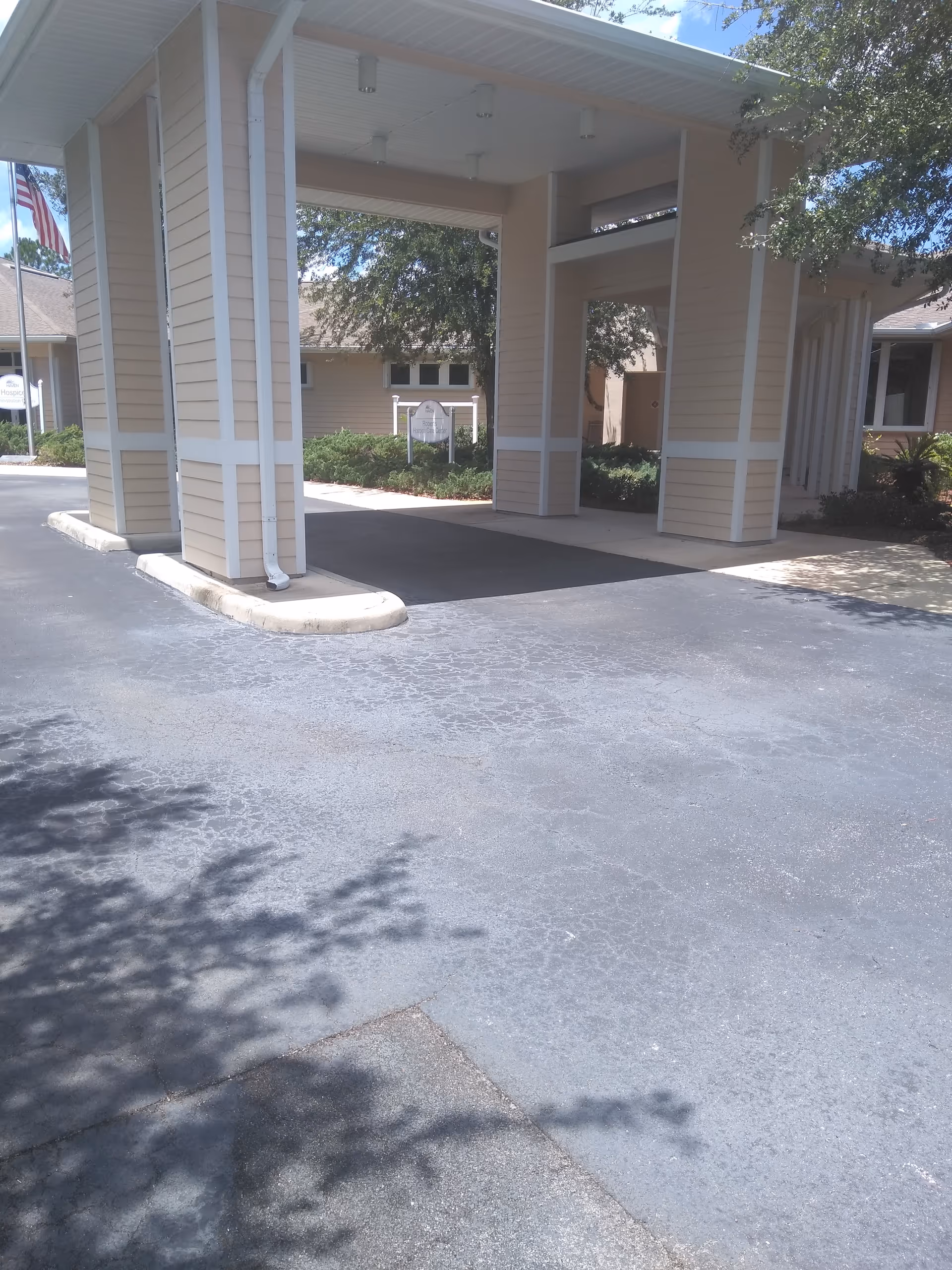 Exterior view of Haven - Roberts Hospice Care Center entrance with porte-cochère