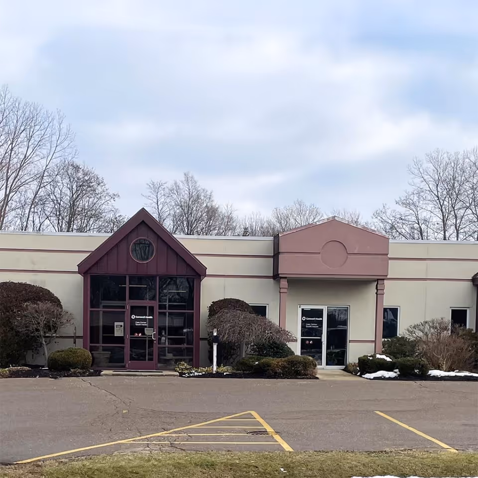 Front view of Corewell Health Hospice Palliative Care South Haven building and entrance.
