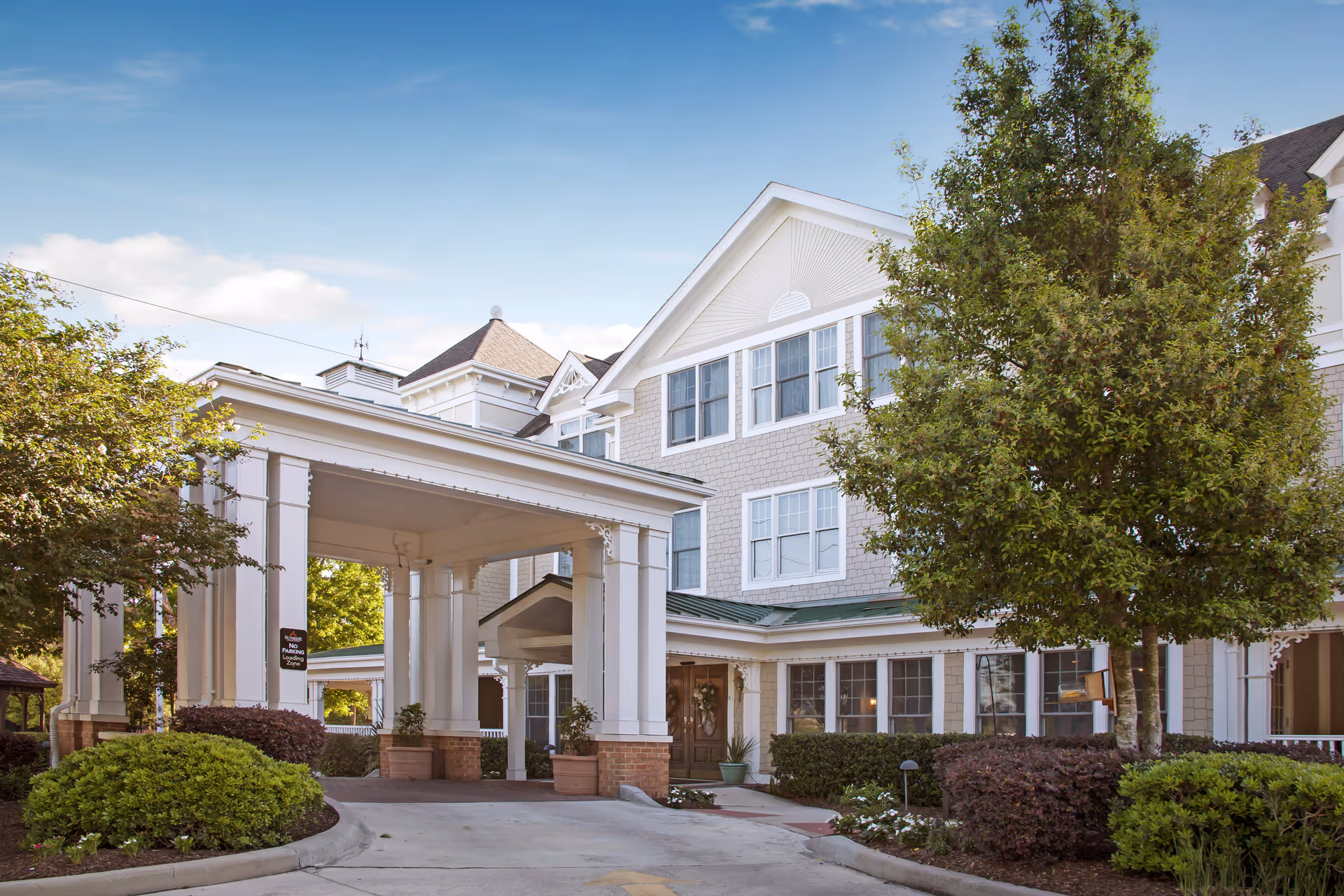 Sunrise of Metairie exterior with spacious entrance and landscaped grounds.