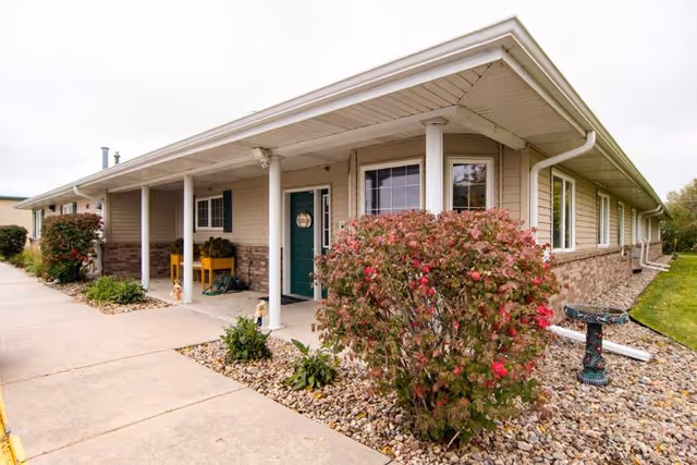 Exterior of Edgewood Columbus Senior Living, a single-story facility with a covered entrance.