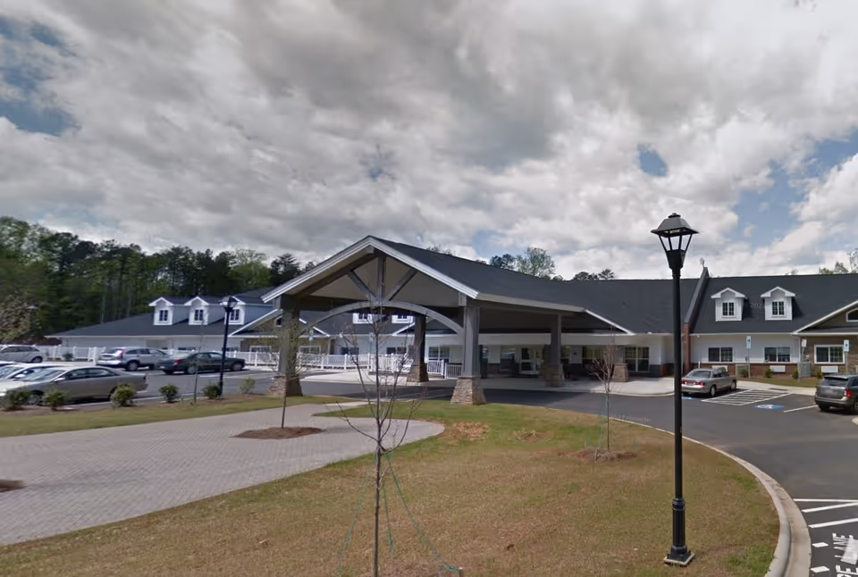 Exterior view of Ranson Ridge at the Villages of Mecklenburg with a covered entrance and parking.