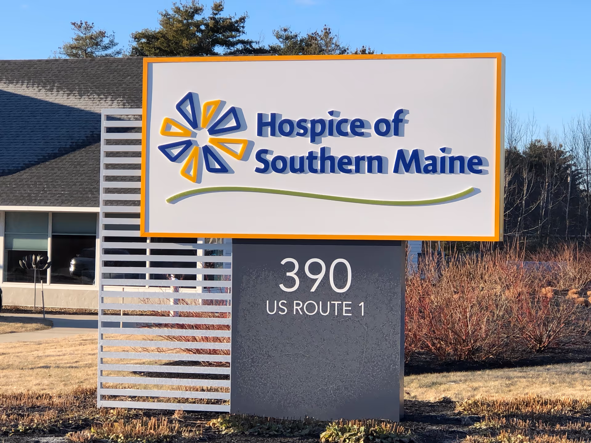 Exterior sign for Hospice of Southern Maine in front of a building.