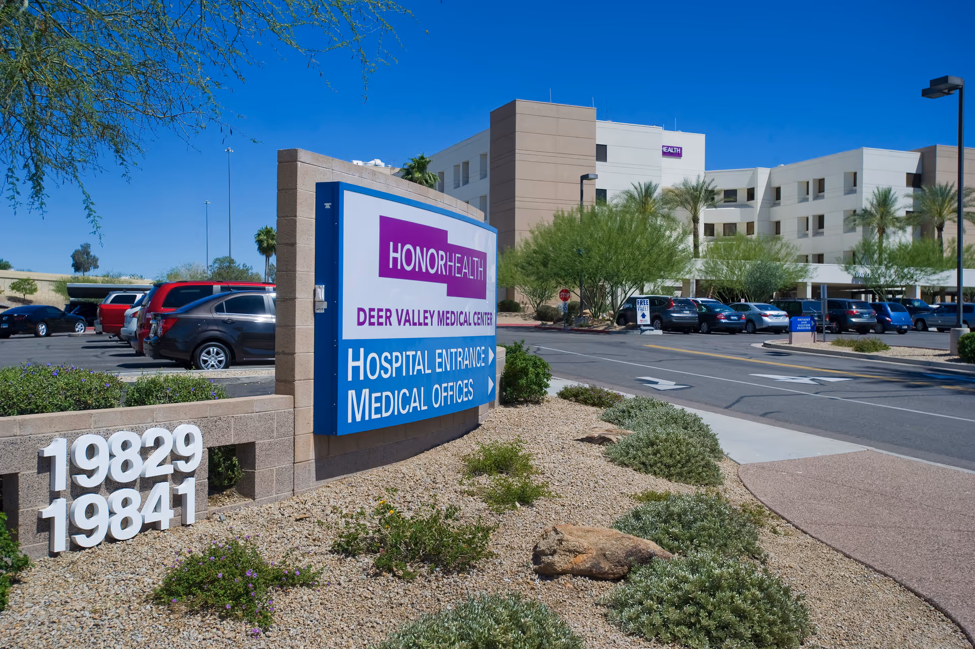Exterior view of HonorHealth Deer Valley Medical Center with sign and parking lot.