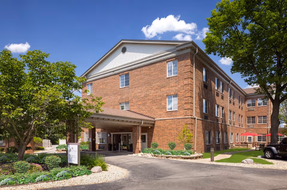 Avantara Palos Heights exterior: brick building with entrance canopy and landscaped front yard.