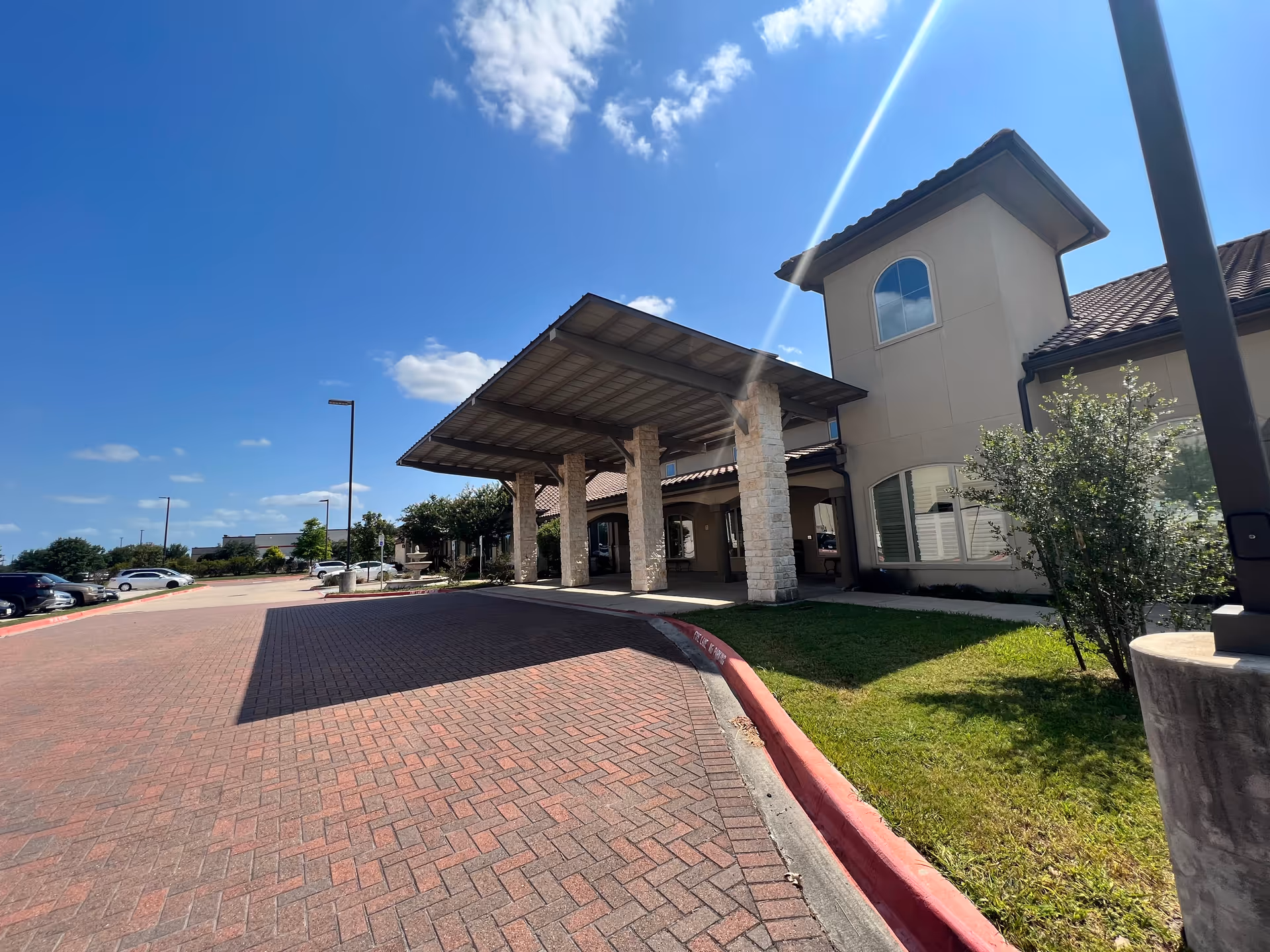 Exterior view of The Medical Resort at Pearland with covered entrance and parking.