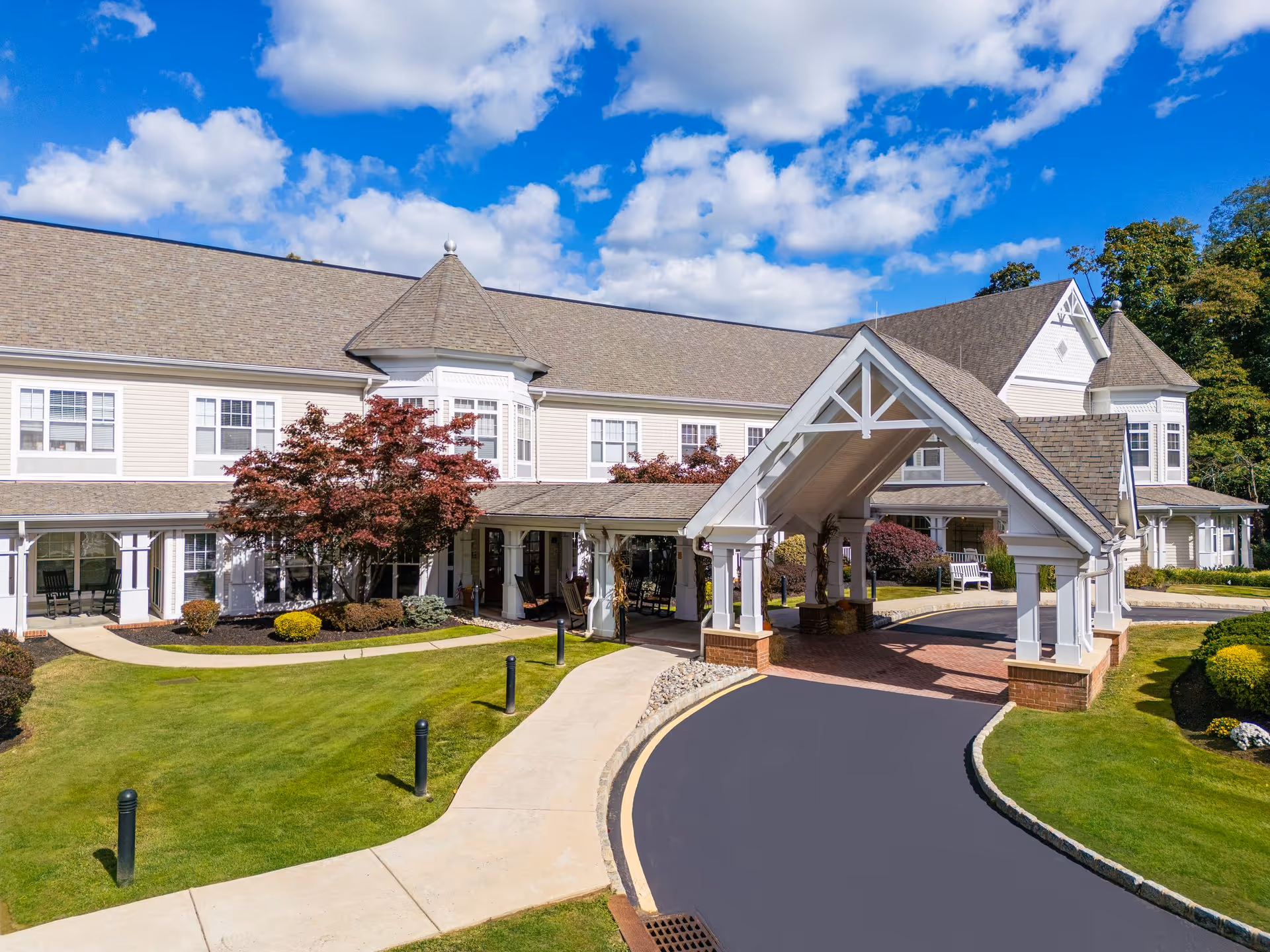 Sunrise of Lincroft exterior facility with a covered entrance and landscaped front lawn.