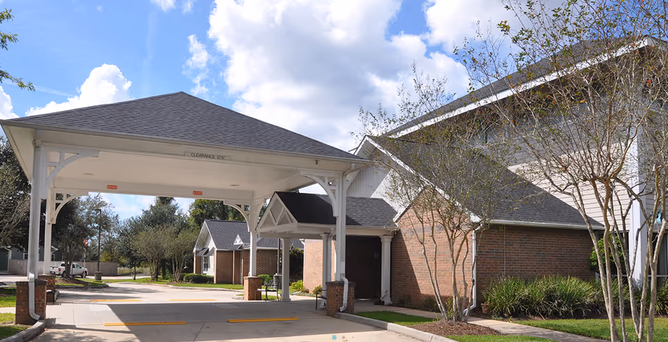 Exterior view of Oak Park Village at Slidell with a covered entrance.