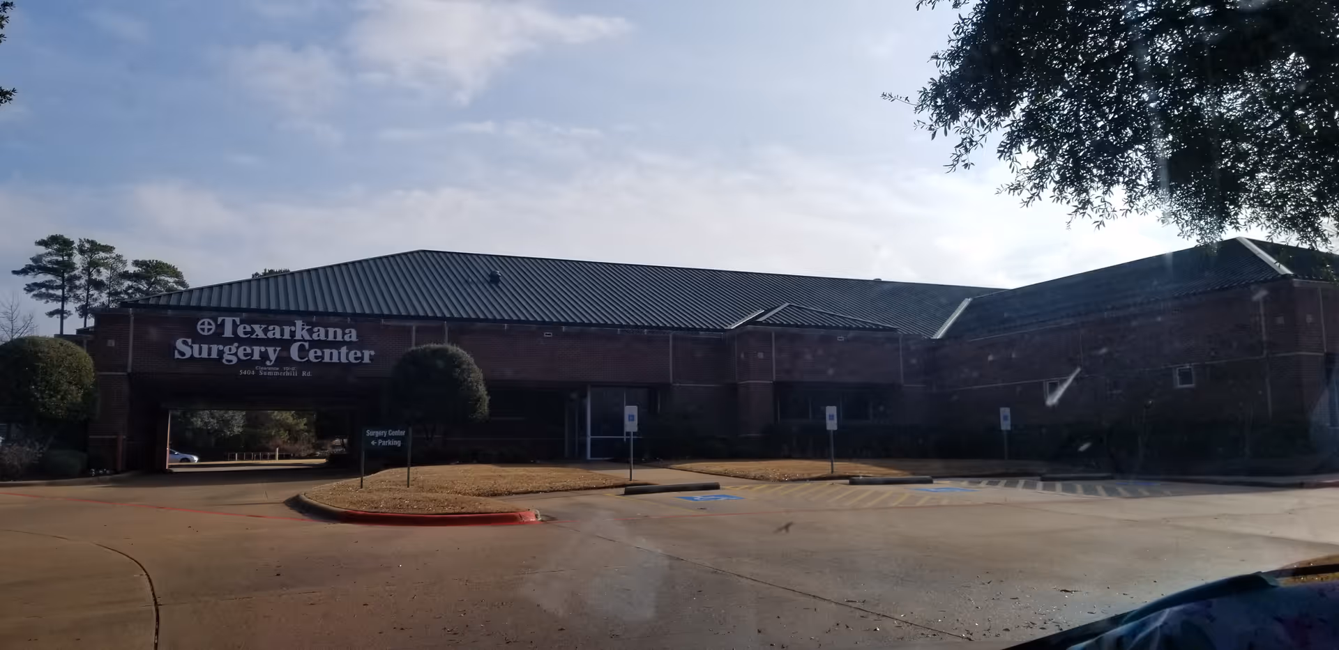 Brick Texarkana Surgery Center exterior with a covered entrance and parking lot.