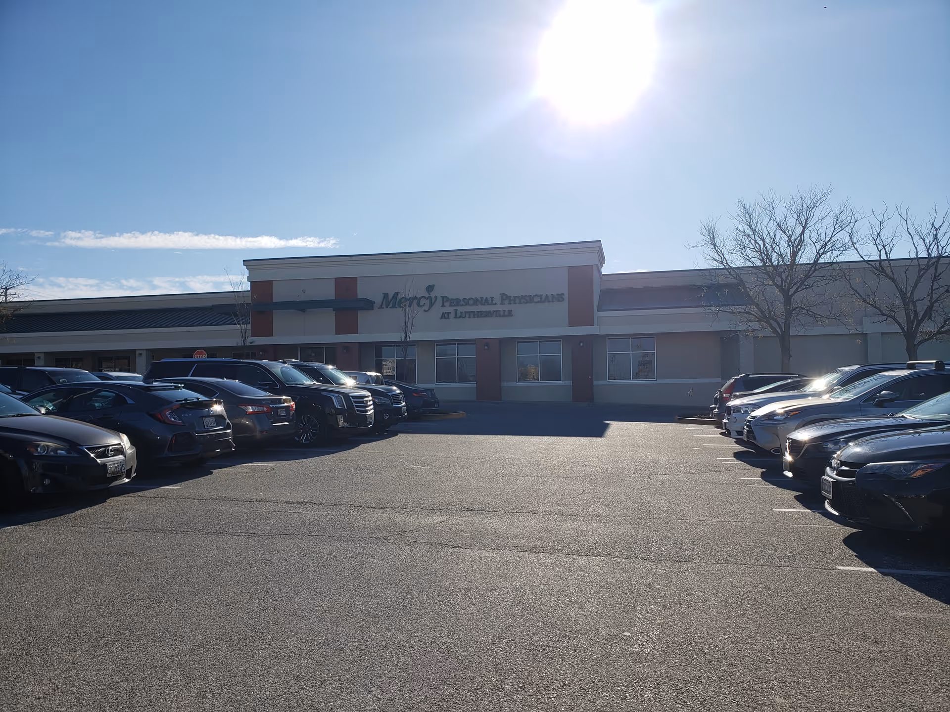 Exterior view of Mercy Personal Physicians at Lutherville with a parking lot.