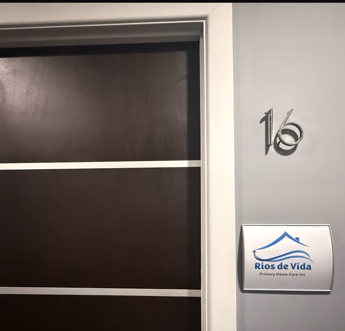 Door 16 with a Rios de Vida sign in a hallway.