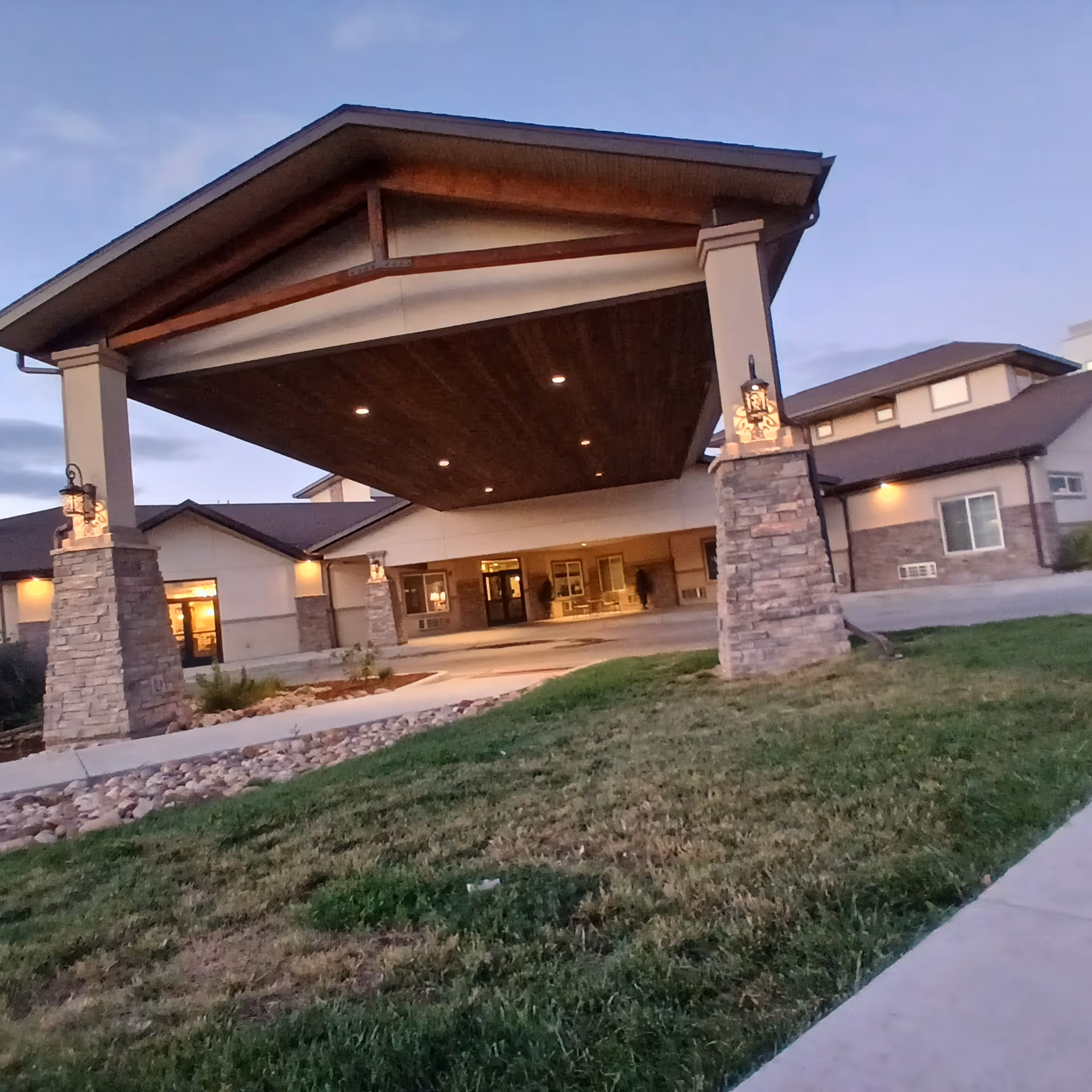 Exterior view of Advanced Health Care of Lakewood with a large entry canopy and stone pillars.