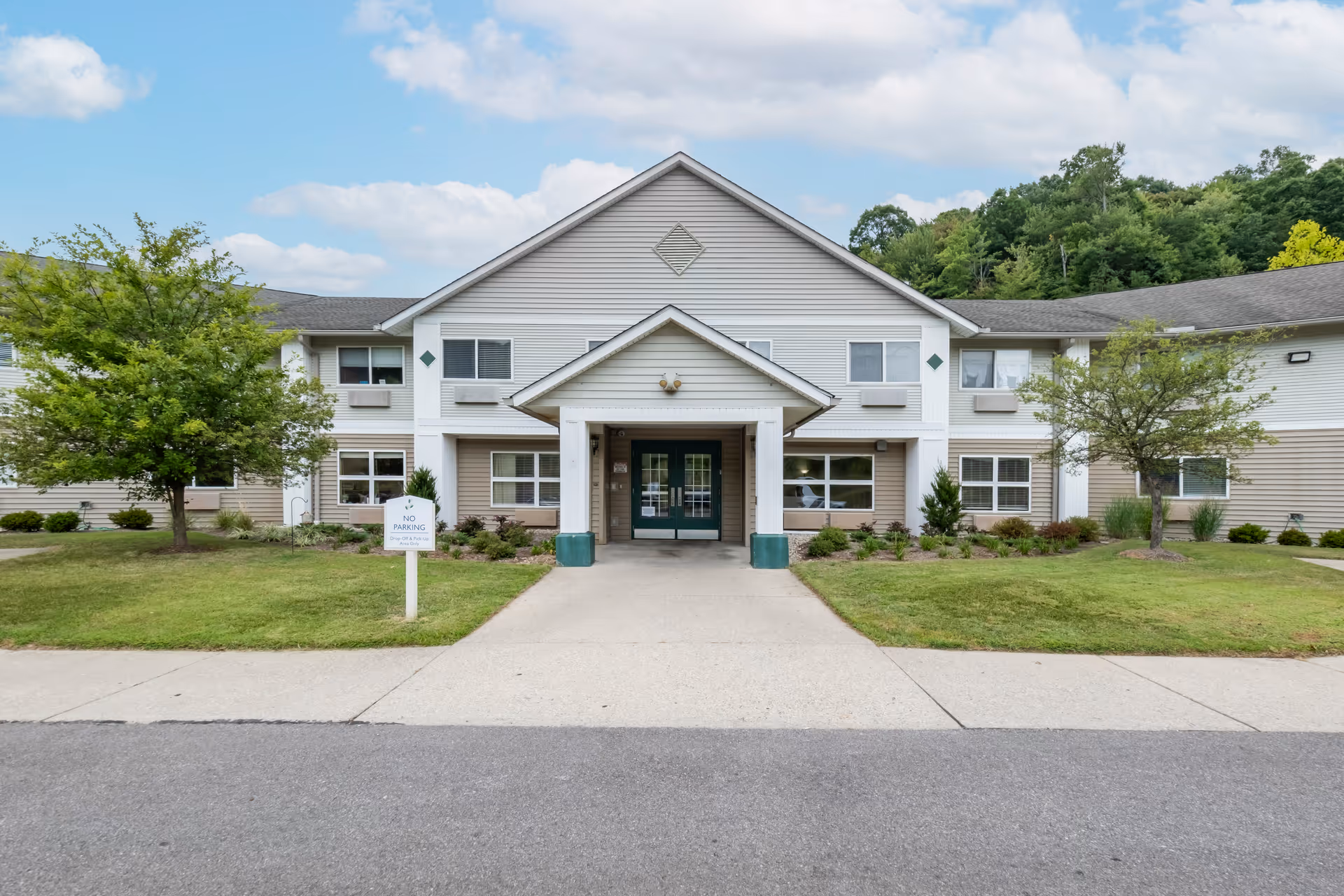 Front view of Brookdale Charleston Gardens entrance with manicured lawn and trees.