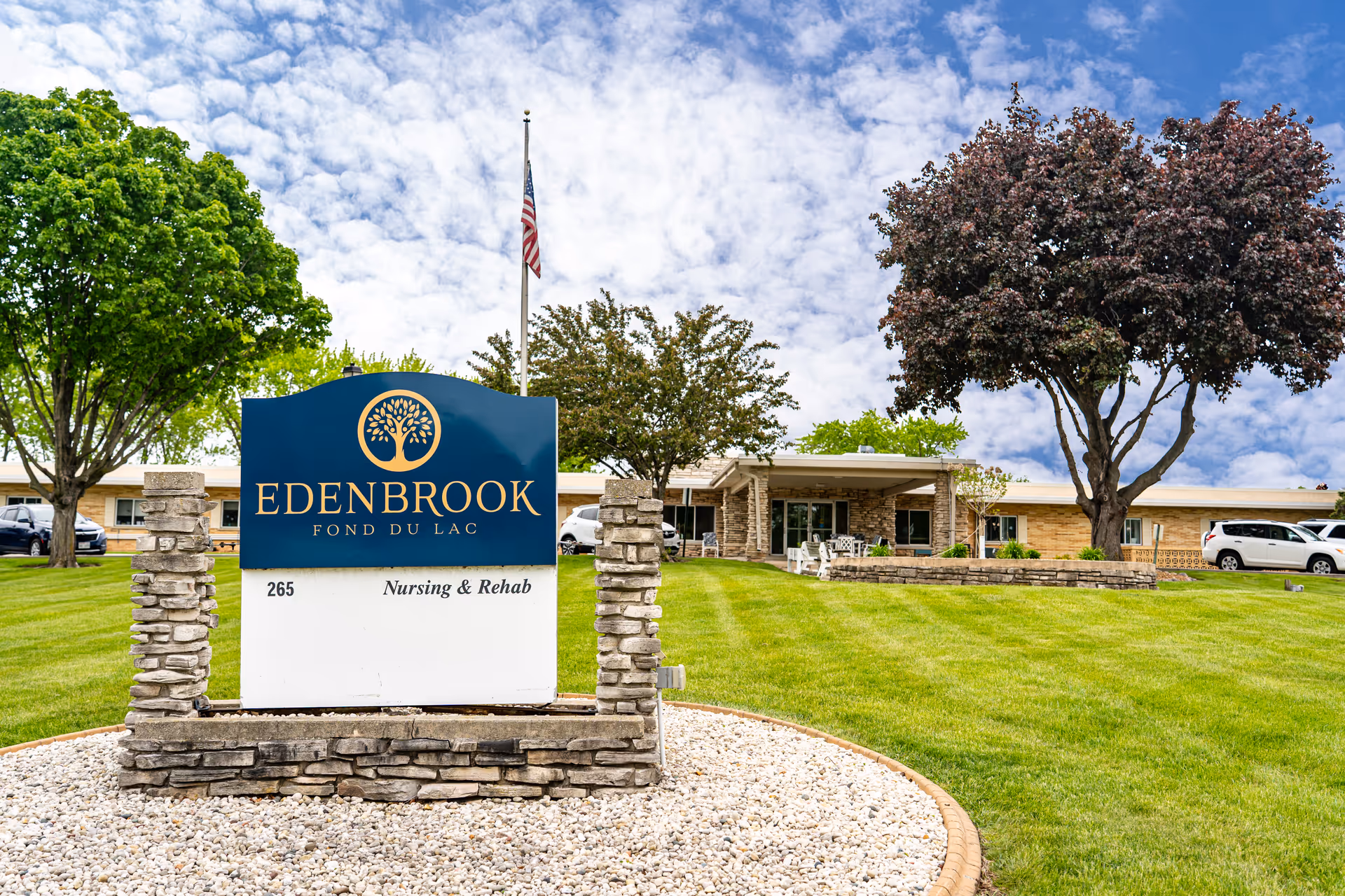 Blue Edenbrook Fond du Lac sign on a stone pedestal in front of a single-story facility.