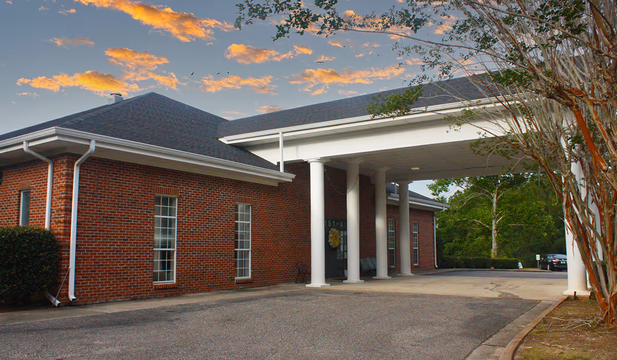 Knollwood Healthcare exterior: brick building with white columns and a covered entrance.