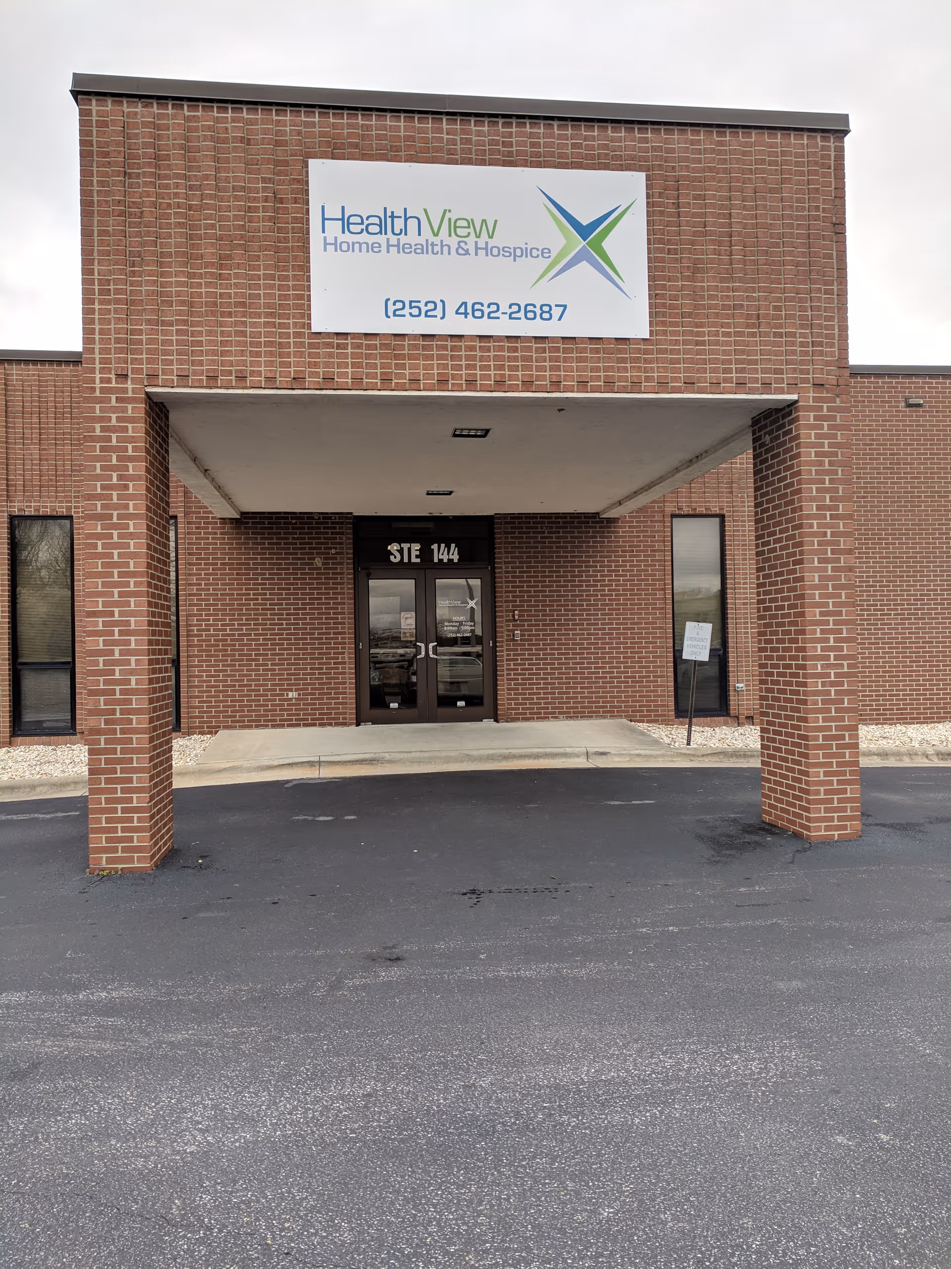 Brick building entrance with HealthView Home Health & Hospice sign under a covered porte-cochere.
