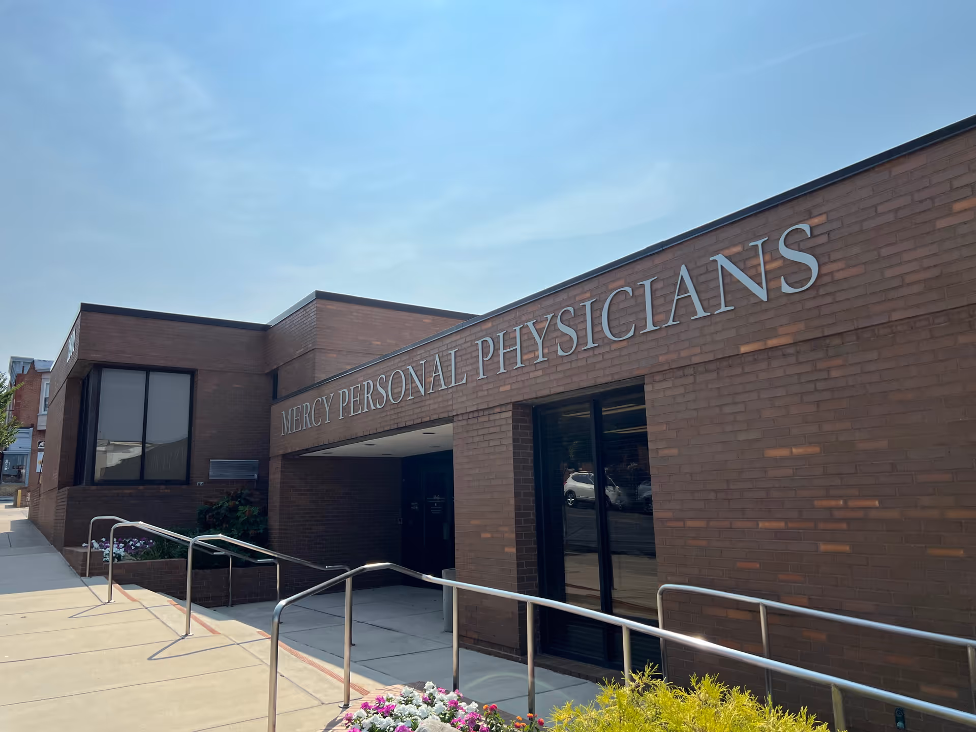Brick exterior of Mercy Personal Physicians Canton with entrance and ramp.