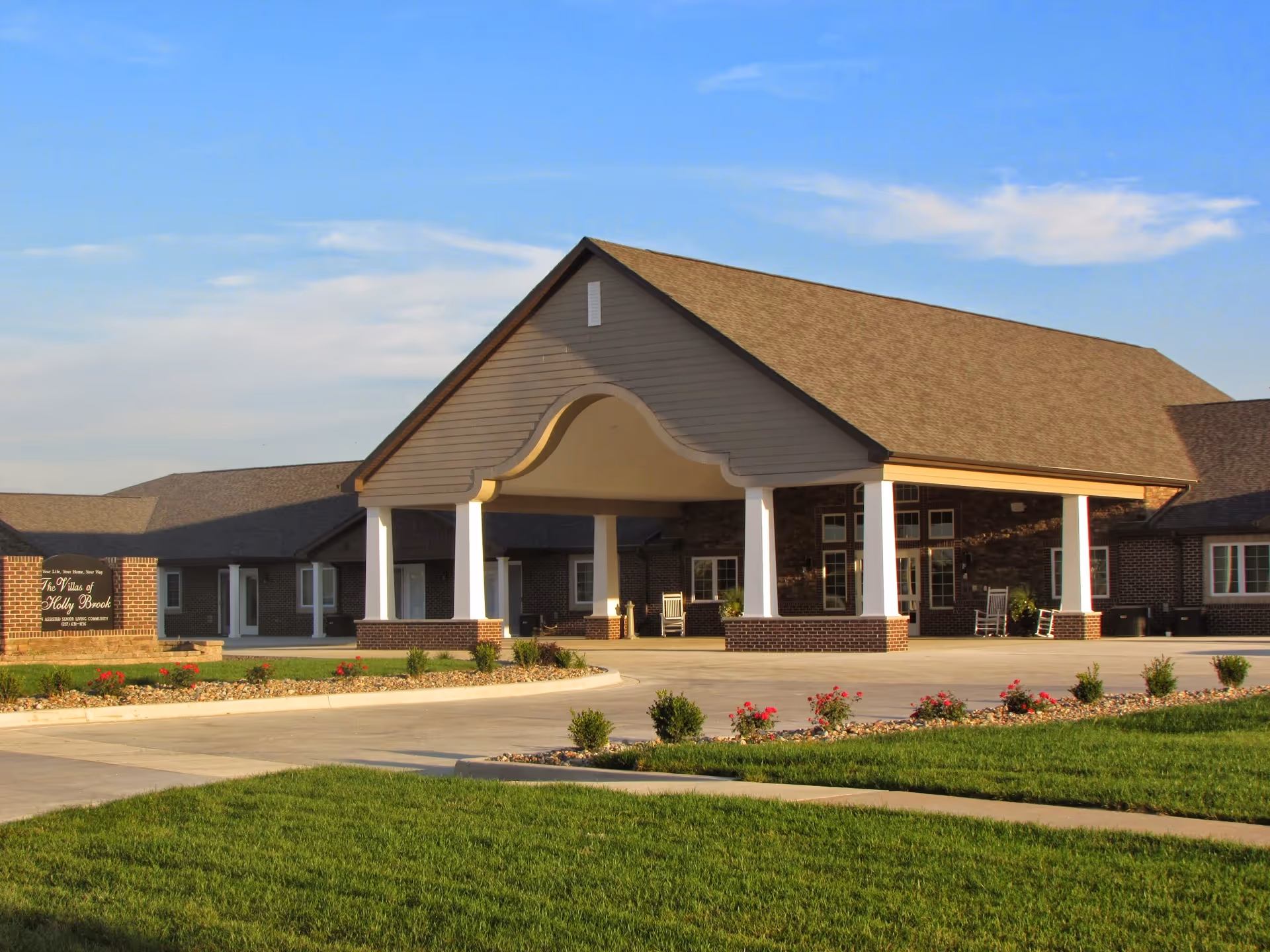 Exterior view of Monticello Villas of Holly Brook with a large covered entrance.