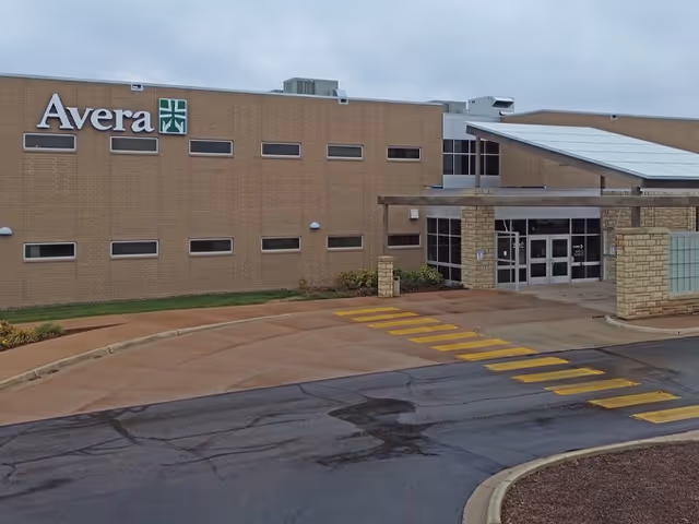 Exterior view of the Avera Home Medical Equipment Marshall building with entrance.