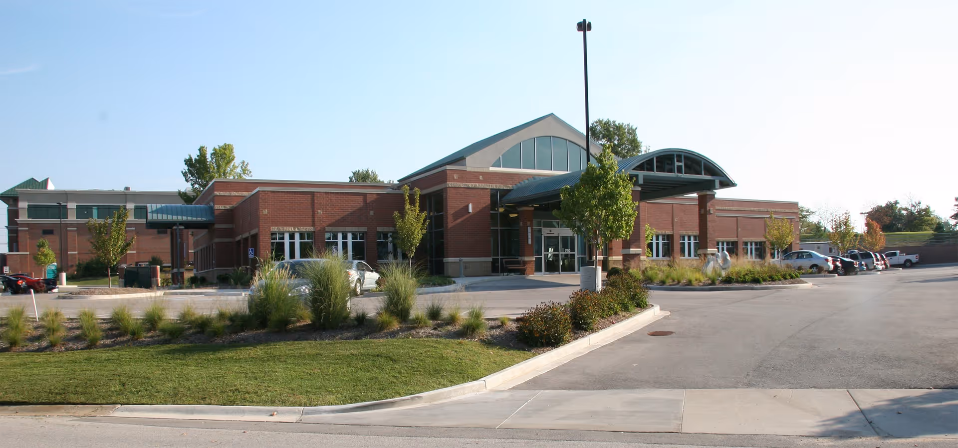 Exterior view of Total Joint Center of St. Louis building with parking and landscaping.