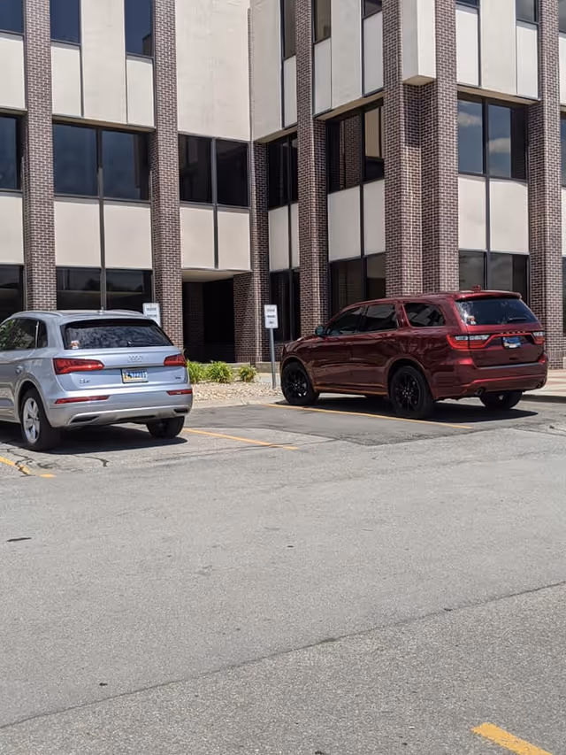Exterior view of Humble Horizon Home Health building with cars in the parking lot.