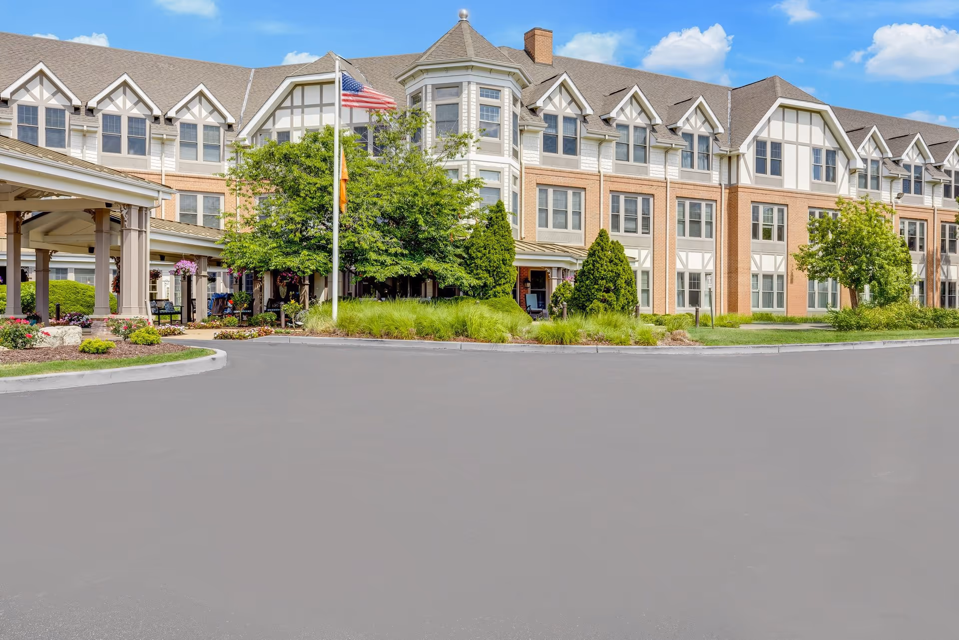 Sunrise of Des Peres exterior view of a multi-story senior living building with landscaping