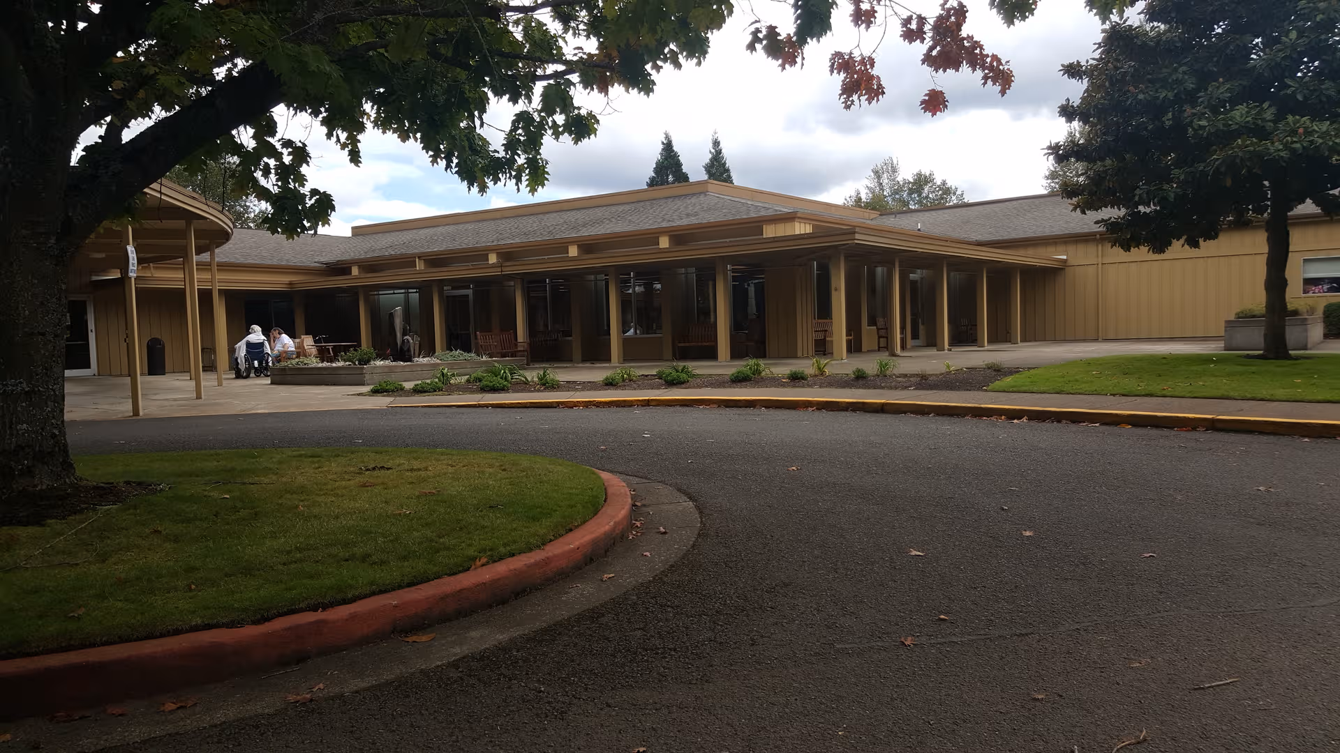 Exterior view of Avamere Riverpark of Eugene with a curved driveway and entrance canopy.
