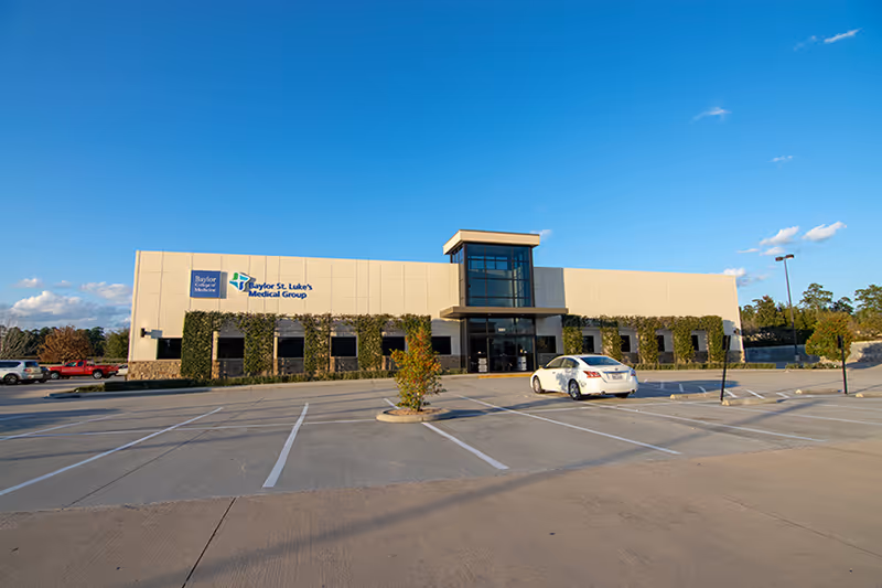 Exterior view of Baylor St. Luke's Medical Group building in Conroe, TX with a parking lot.