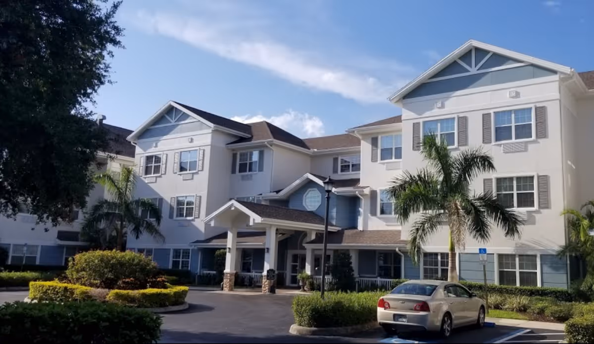 Exterior view of The Colonnade at Beckett Lake, a multi-story senior living facility.