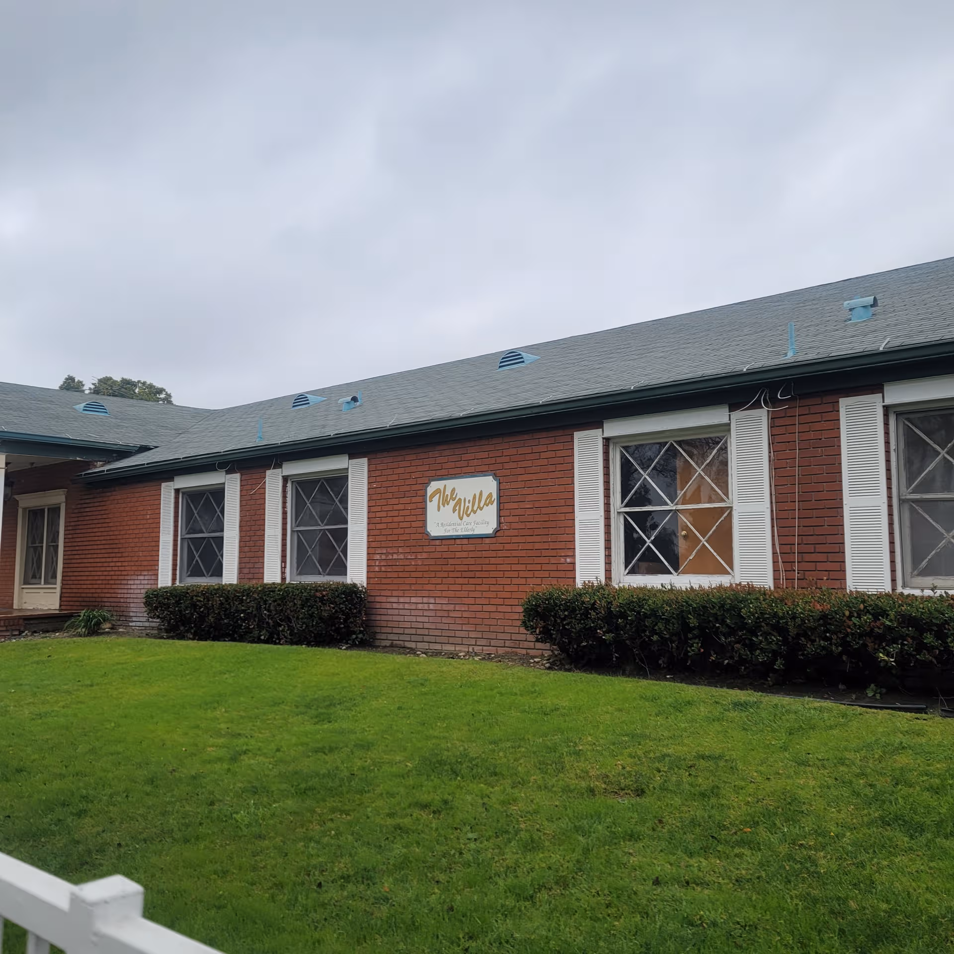 Villa Mesa Care Center exterior: brick building with sign, windows, and green lawn.