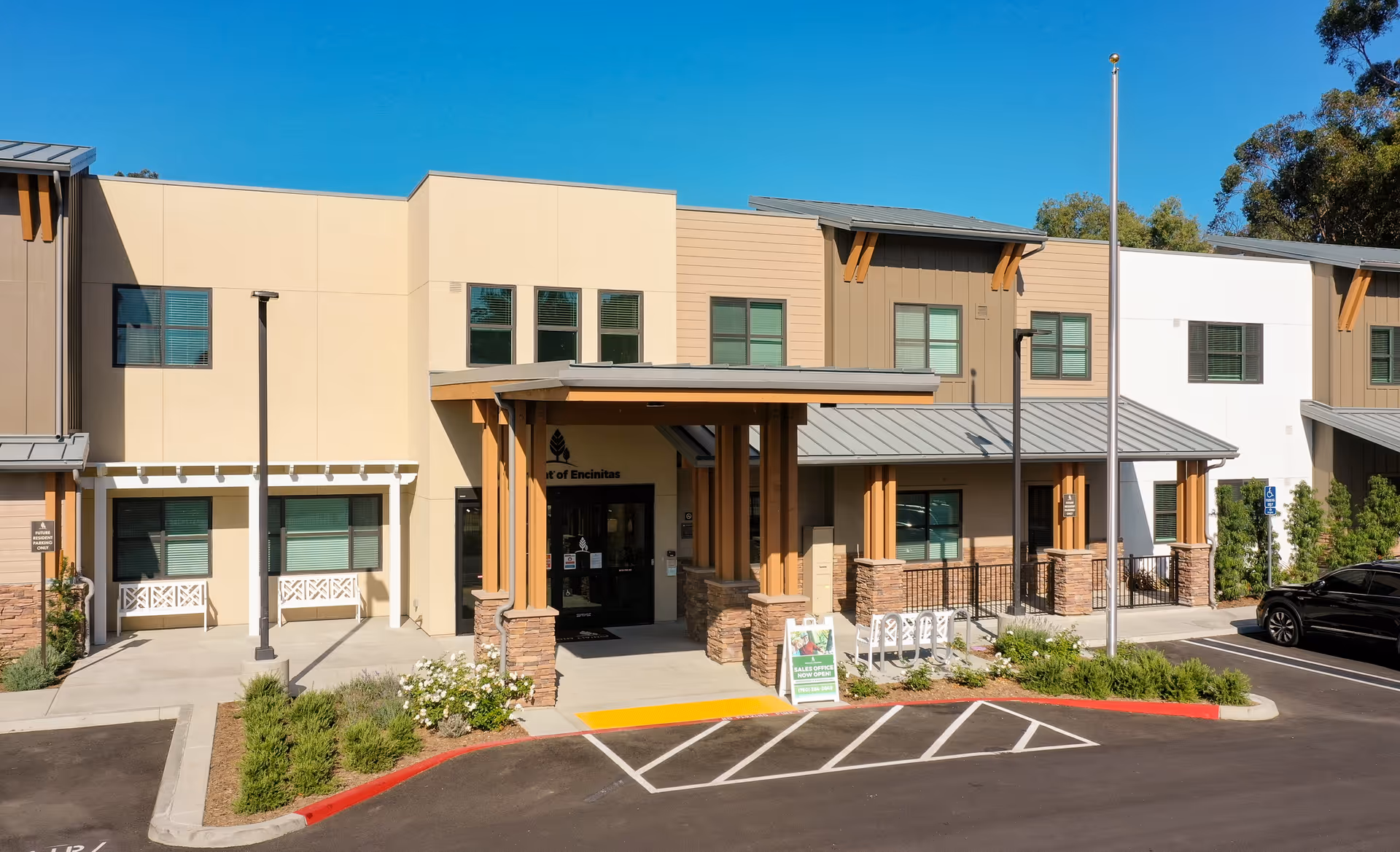 Exterior view of Westmont of Encinitas building with entrance canopy and landscaped walkway