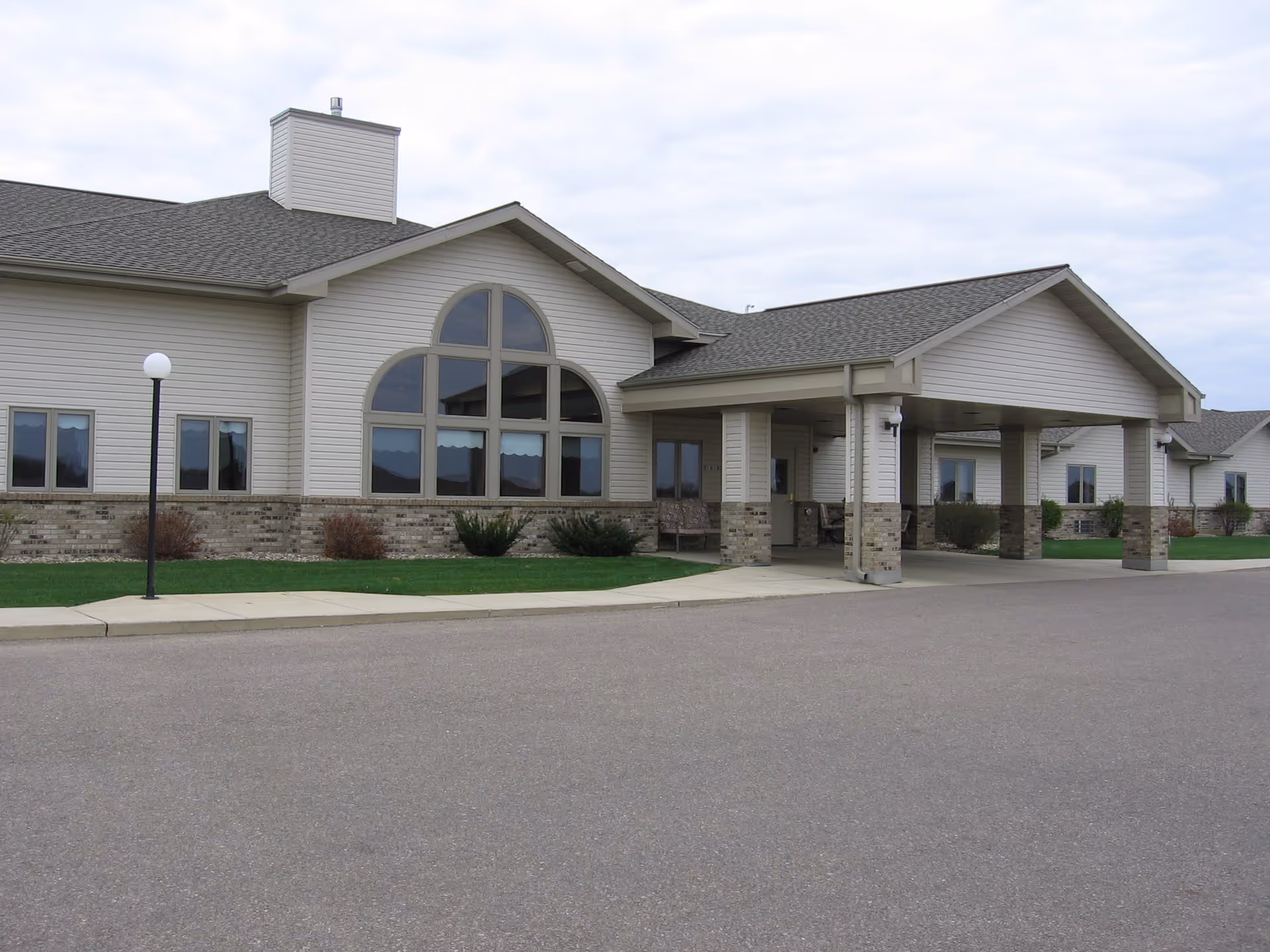 Exterior view of Wel-Life at Spirit Lake with a covered entrance and large windows