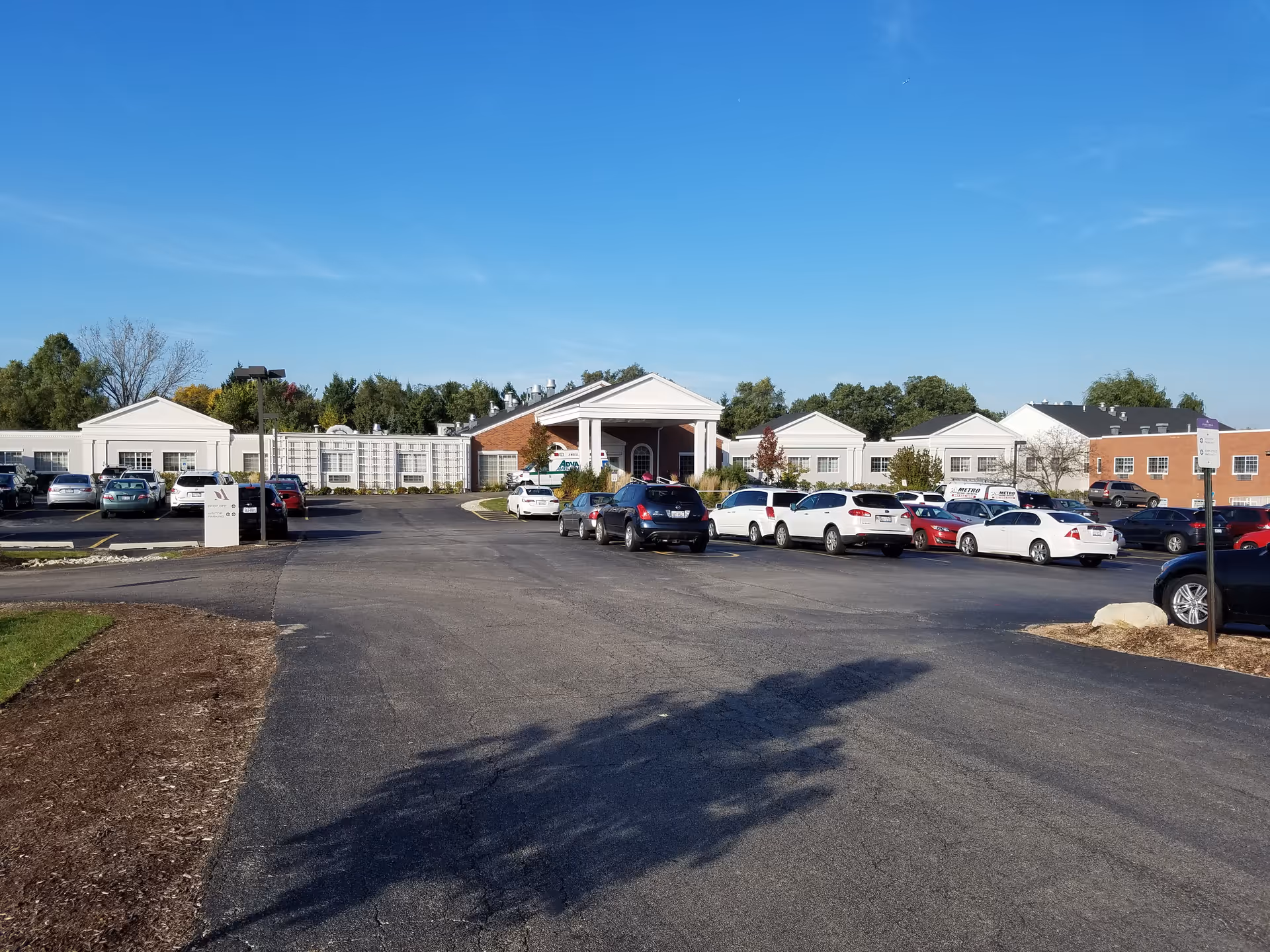Exterior view of Avantara Long Grove with a parking lot and front entrance.
